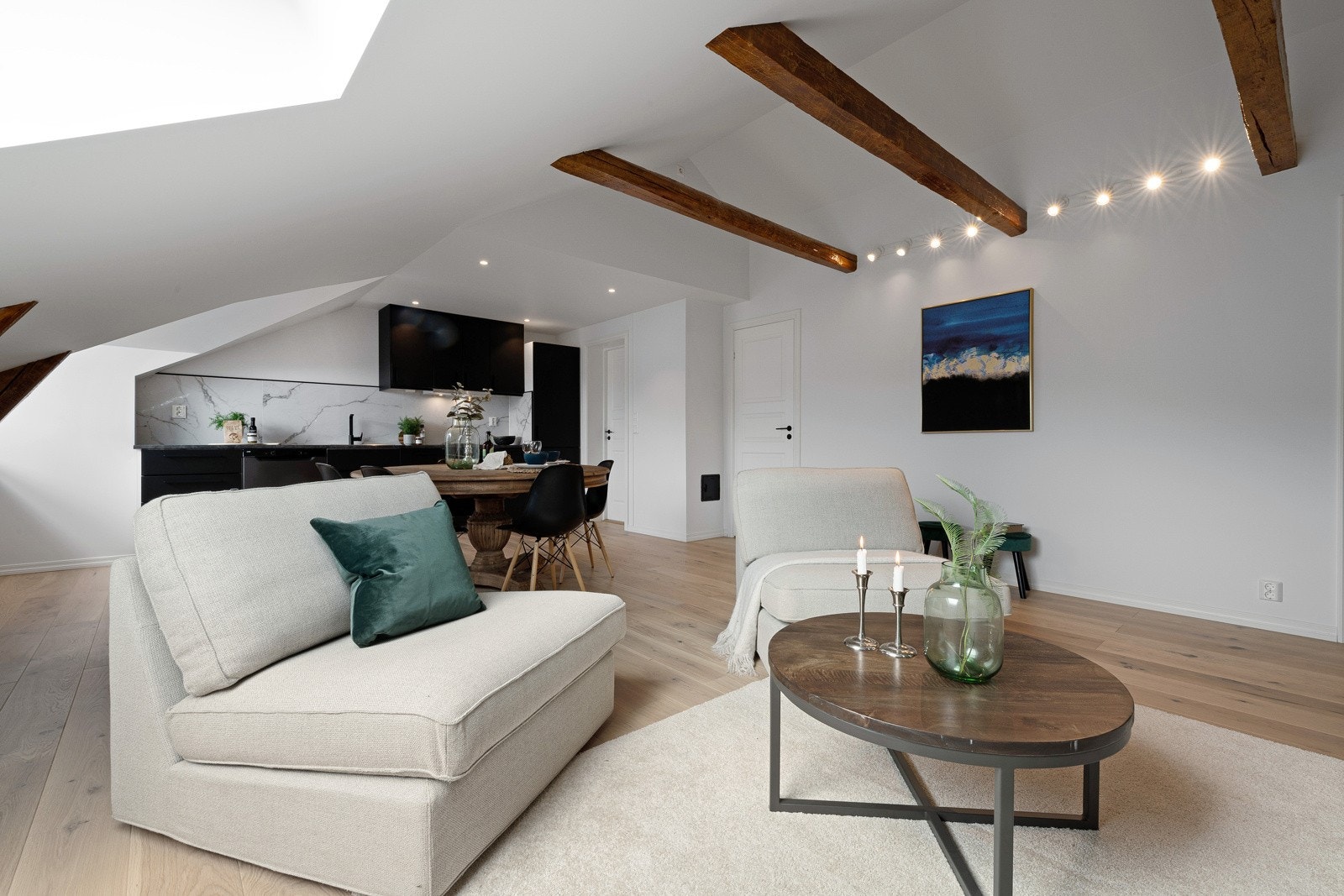 Det er plass til både sofamøbler og spisebord. Galleribilde