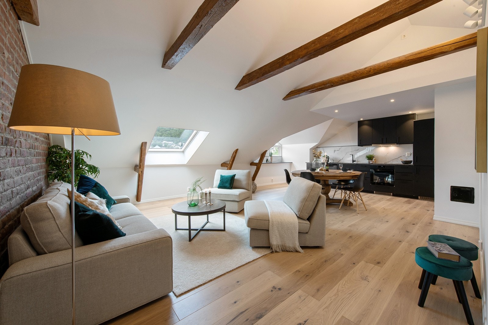 Innbydende og romslig stue med god takhøyde, Galleribilde