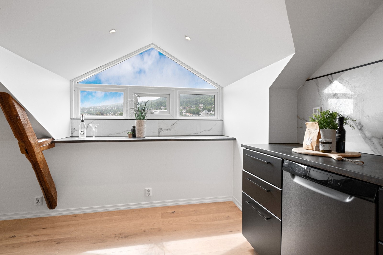 Egen frokostbord. Med en lekker barkrakk og Mac/Pc kan du hente inspirasjon fra den flotte utsikten. Galleribilde