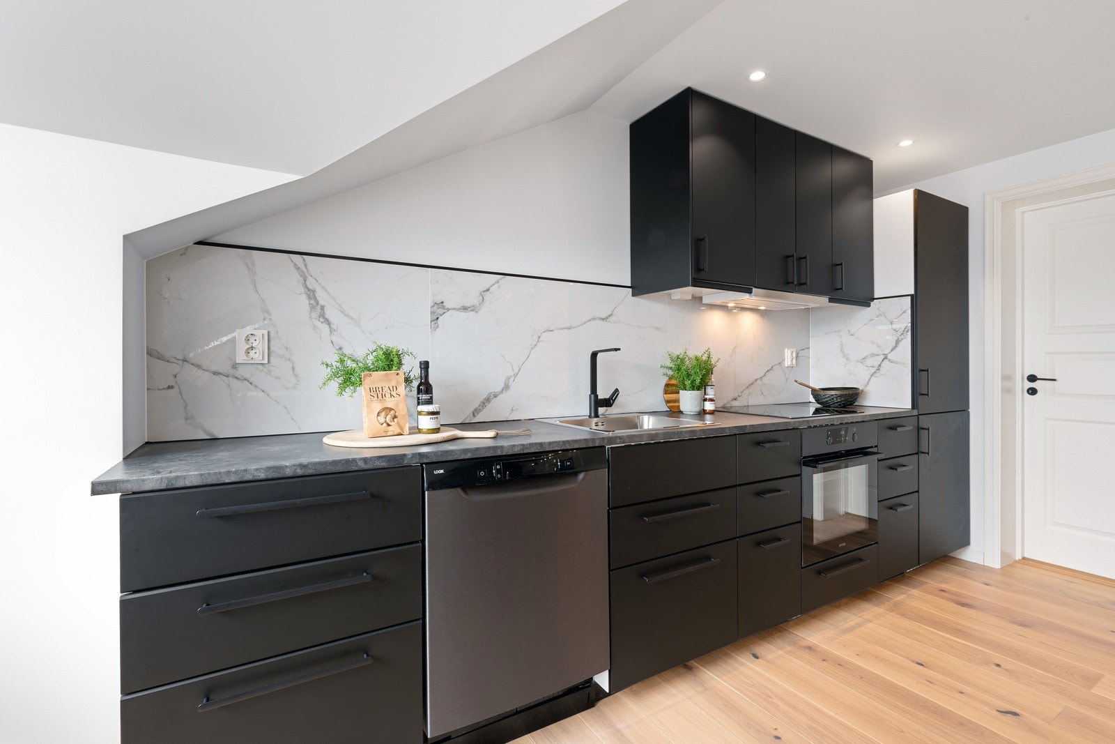 Kjøkkenet har god lagringsplass i benkeskap og takoppbygde overskap. Galleribilde