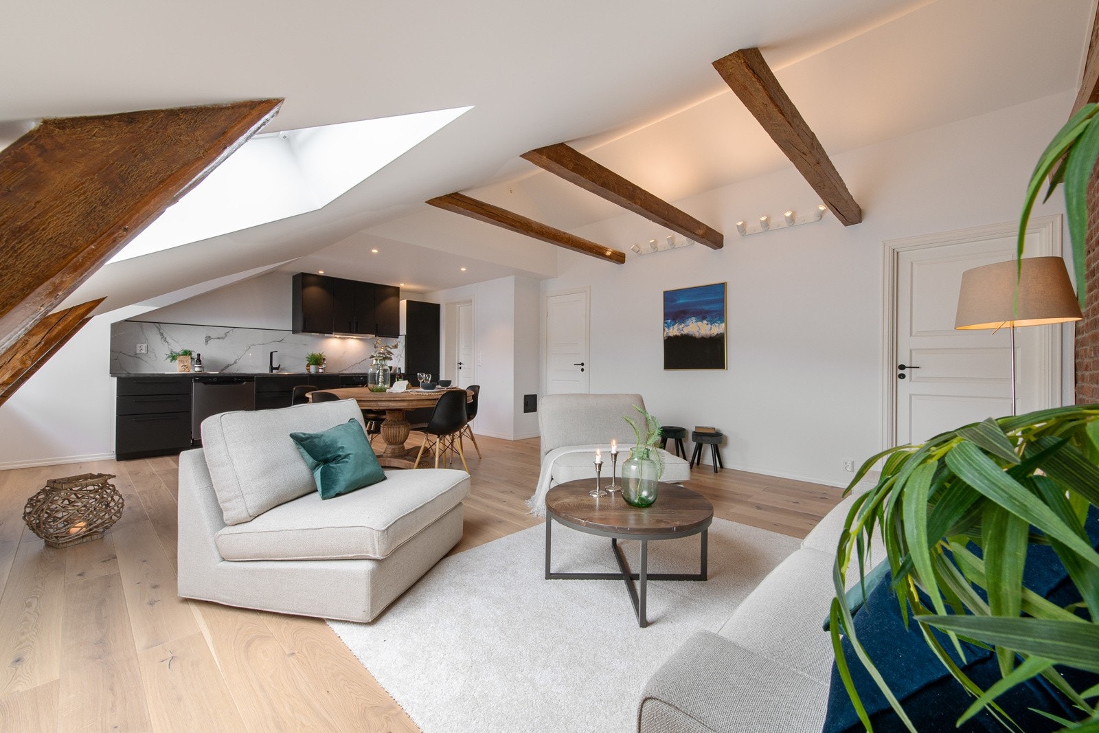 God plass for både sofrakrok, spisestue, frokostbord mv. i stuen. Galleribilde