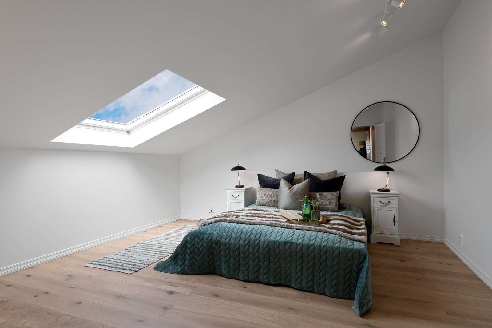 Hovedsoverommet er romslig og malt lyst. Galleribilde