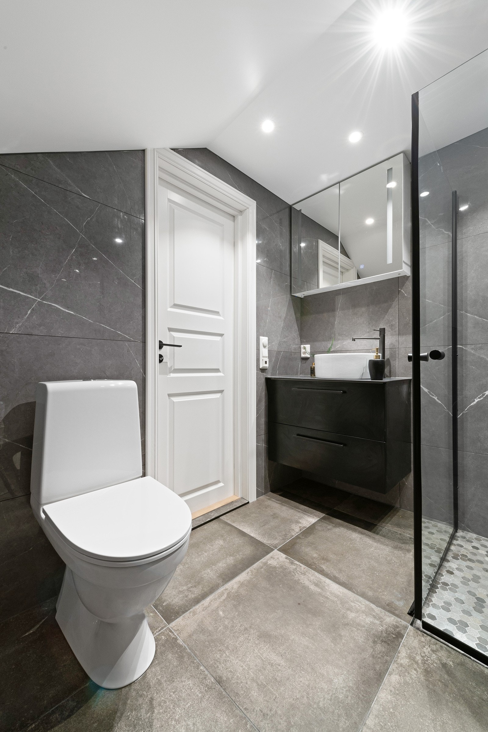 Badet har flotte detaljer som for eksempel heksagonfliser i dusjen. Galleribilde