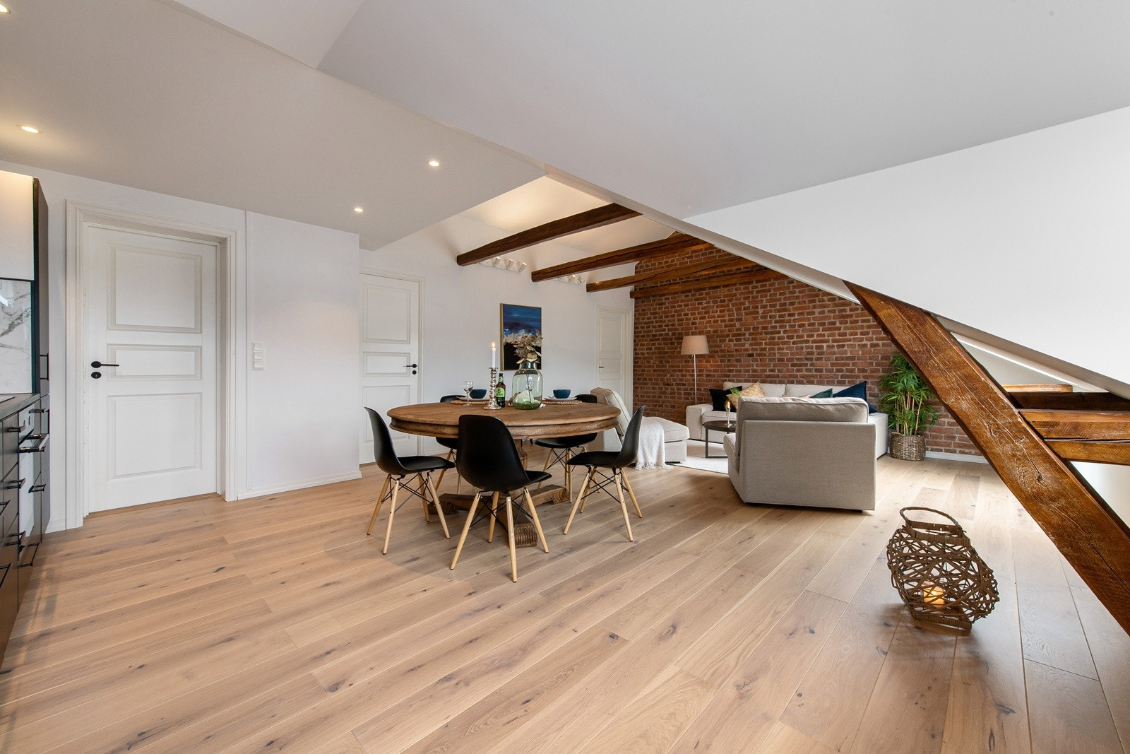 Romslig stue. Galleribilde