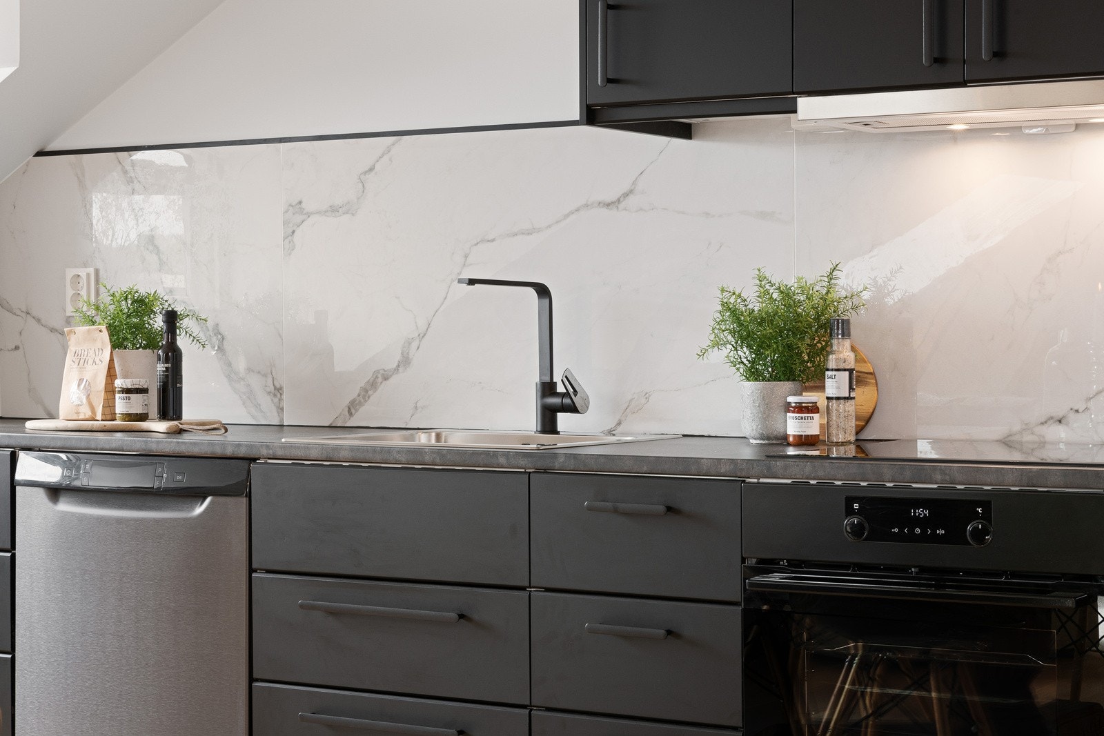 Det er to doble strømstikk over kjøkkenbenken, ventilator i overskap og andre integrerte hvitevarer som stekeovn, platetopp, kombiskap og oppvaskmaskin. Galleribilde