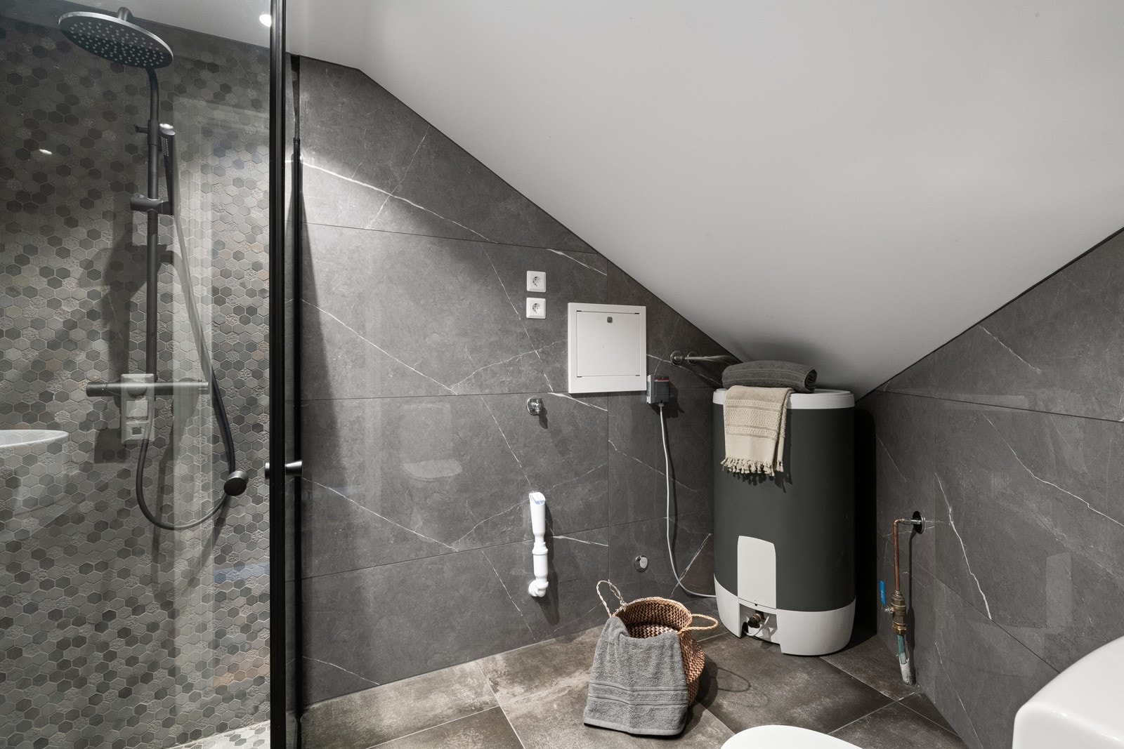 Rommet har gulvvarme, downlights, regnfallsdusj og toalett, samt opplegg for vaskemaskin og tørketrommel. Galleribilde