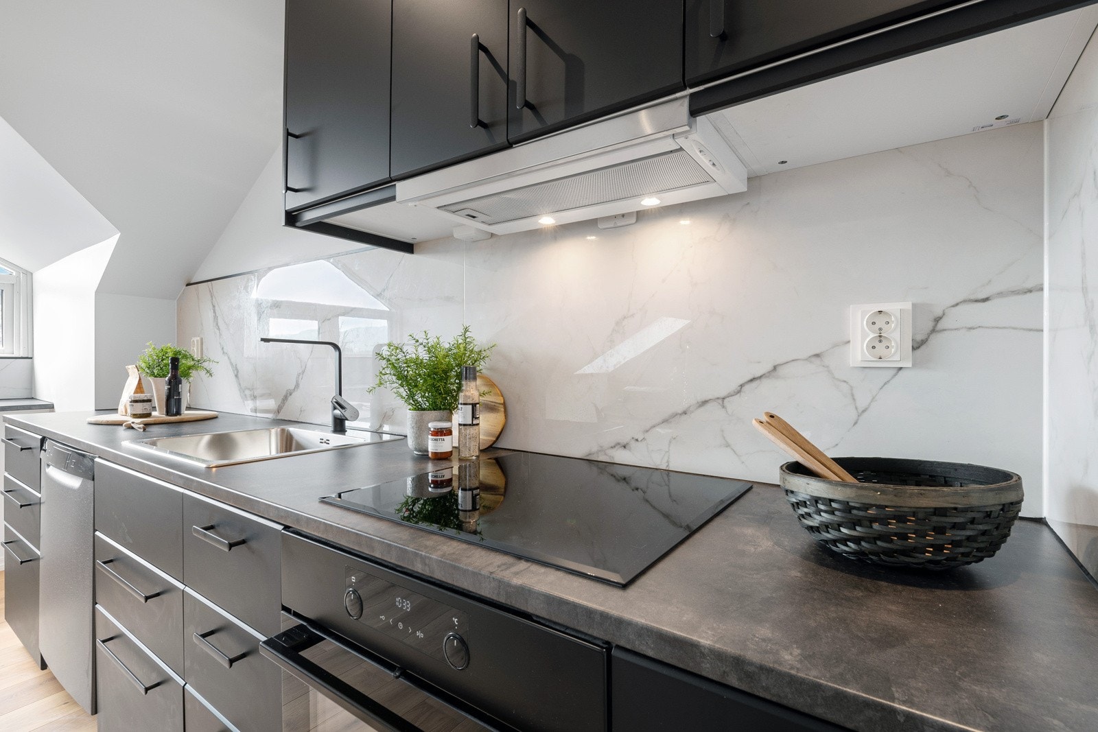 Innredningen har stilfulle, dyp grå fronter og lekre veggbeskyttende marmorfliser. Galleribilde