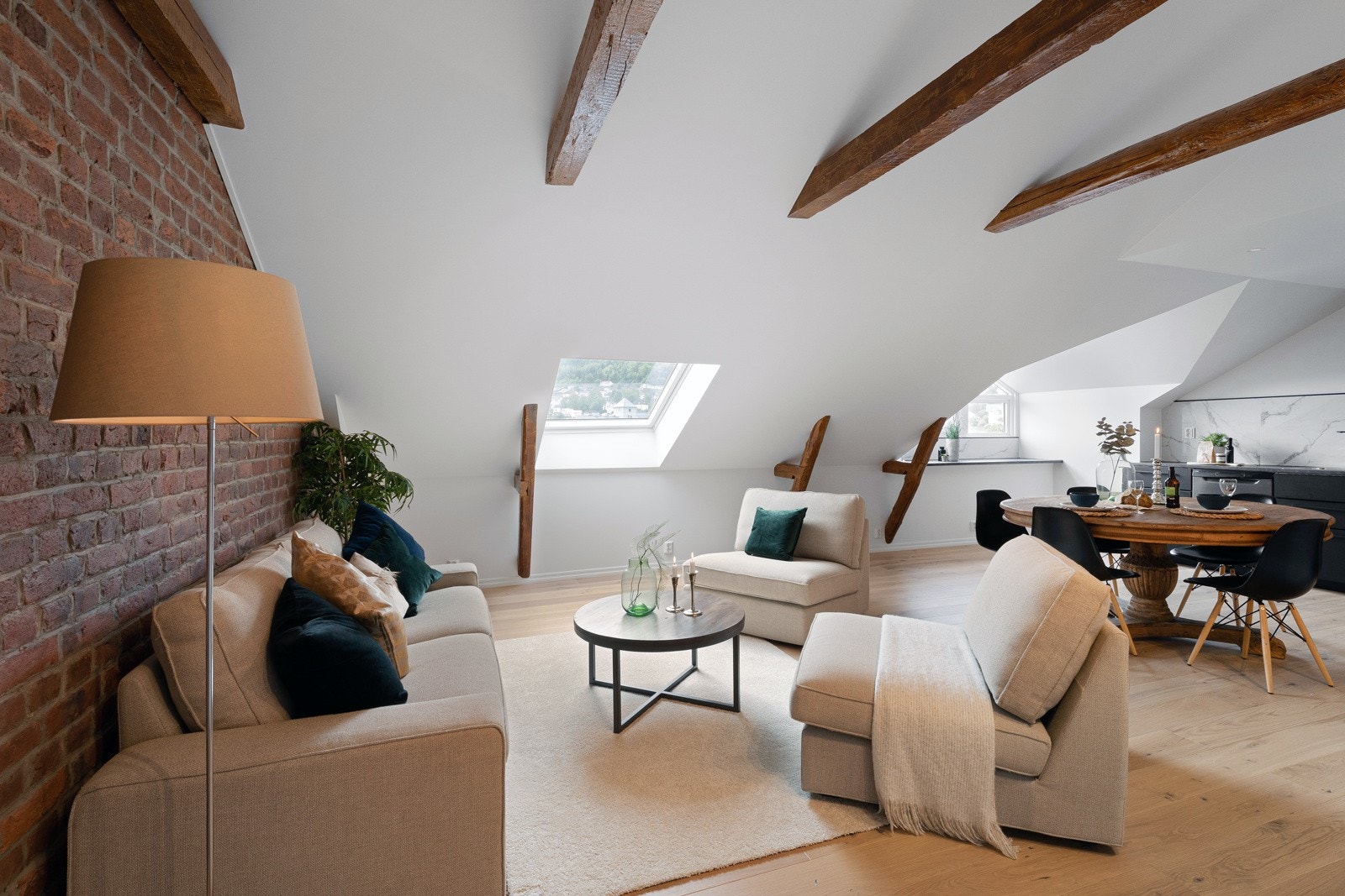 Alt er gjennomført stilfullt med en kombinasjon av rustikke elementer og det moderne. Galleribilde