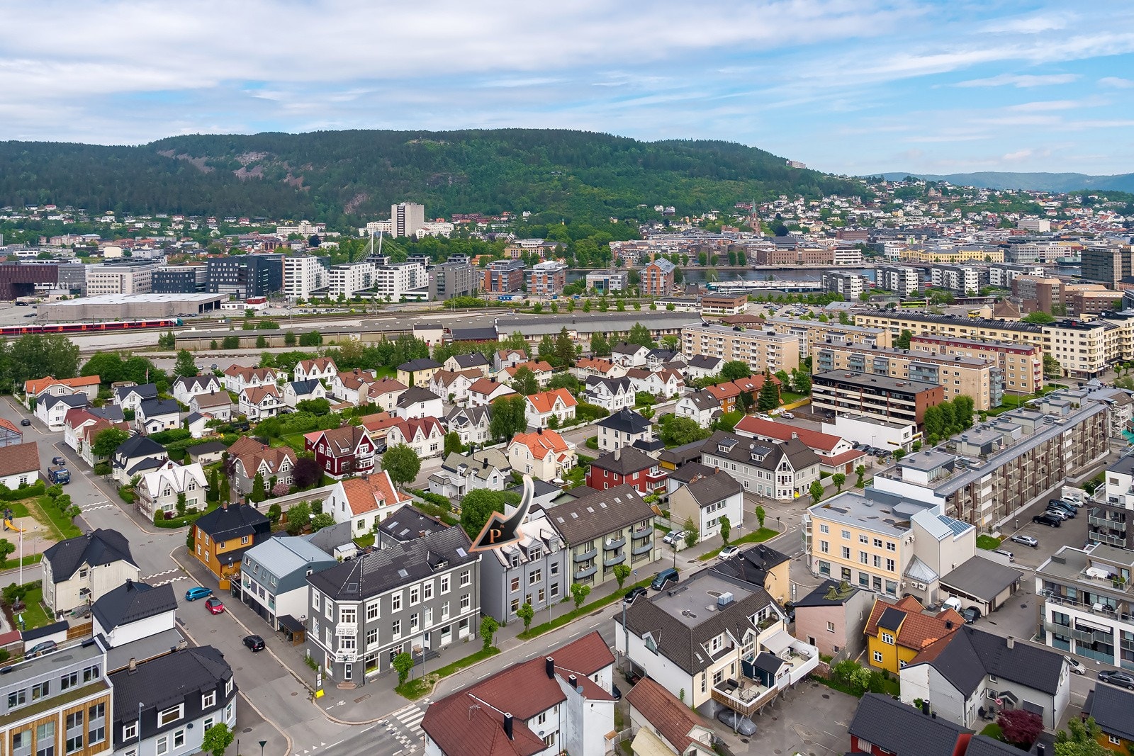 Alle typer butikker og servicetilbud ligger i kort gangavstand, og det samme gjelder skoler og barnehager. Galleribilde