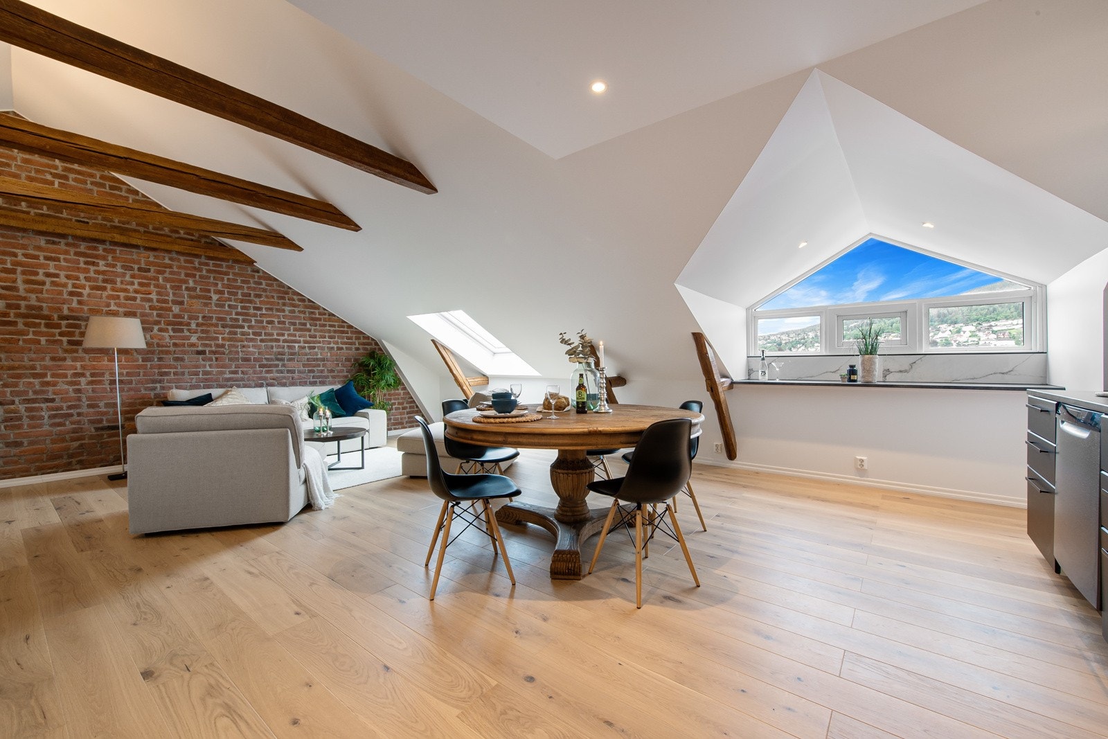 Nyoppusset 3-roms lofts/selveierleilighet med lekre klassiske detajer - P-plass - Utsikt - Sentralt - Nær togstasjon! Galleribilde