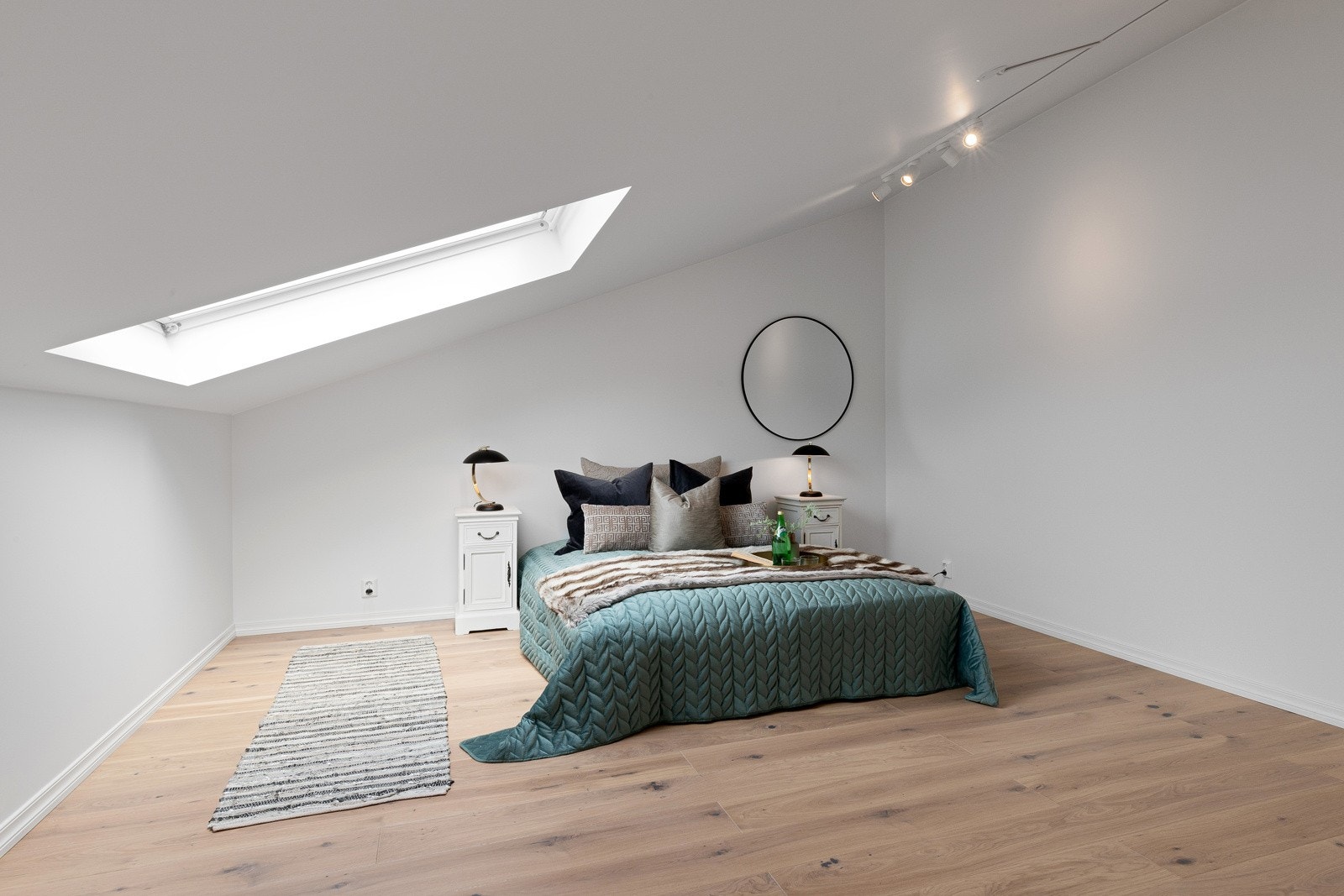 Leiligheten har to store soverom med skråtak og takvinduer. Galleribilde