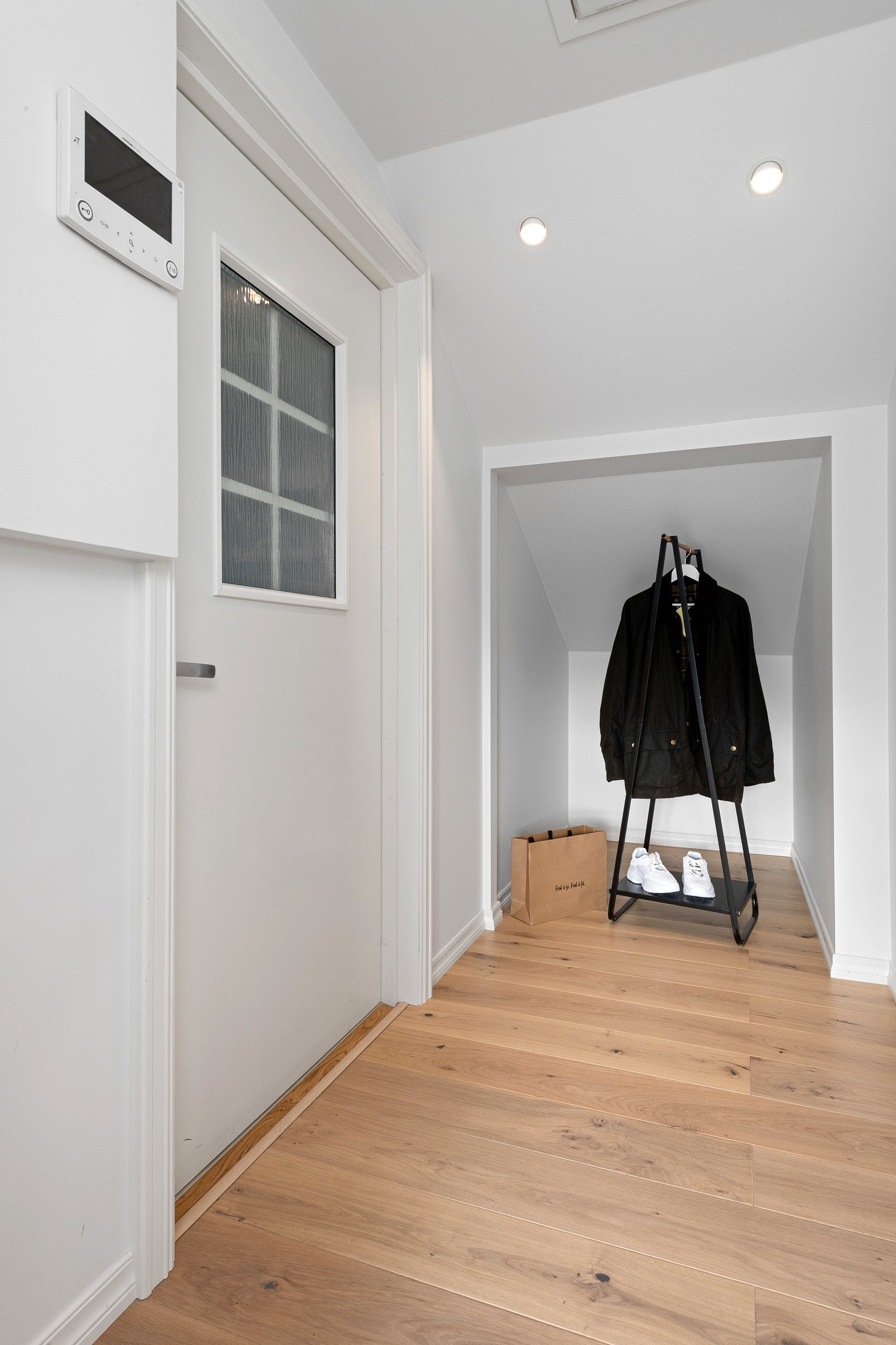 Entreen gir et svært godt førsteinntrykk, innredet med enstavs parkett på gulv. Galleribilde