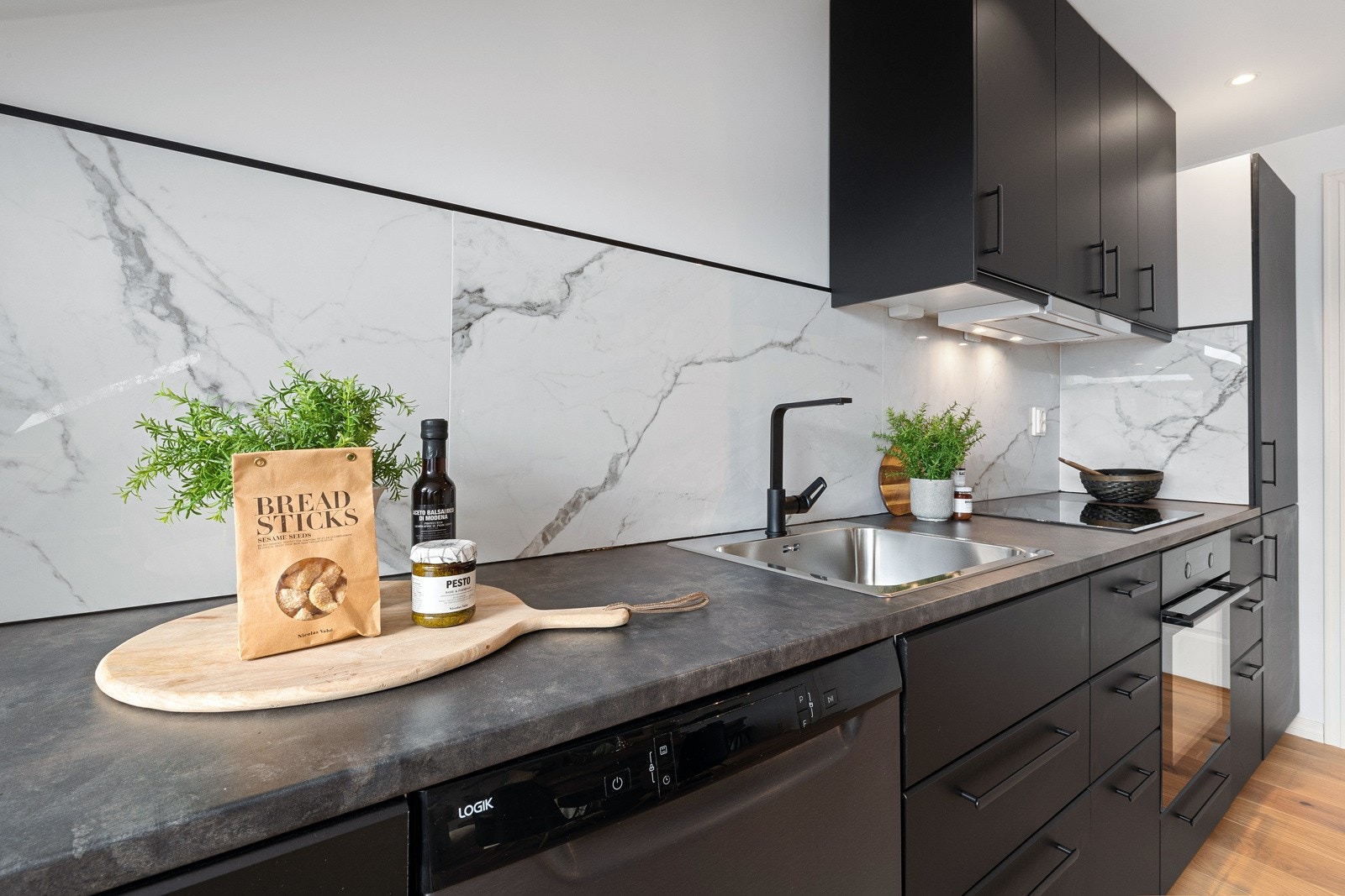 Benkeplaten er i laminat, med underlimt vaskekum og kledelig blandebatteri. Galleribilde