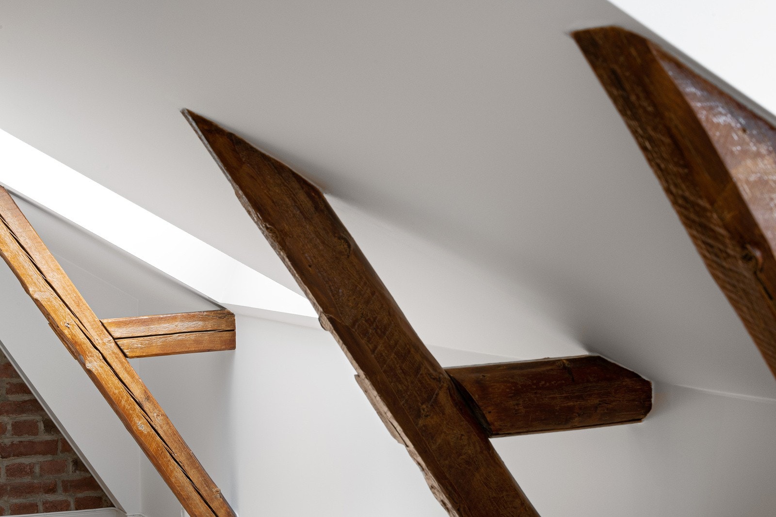 Bærebjelker mot det listefrie taket. Galleribilde