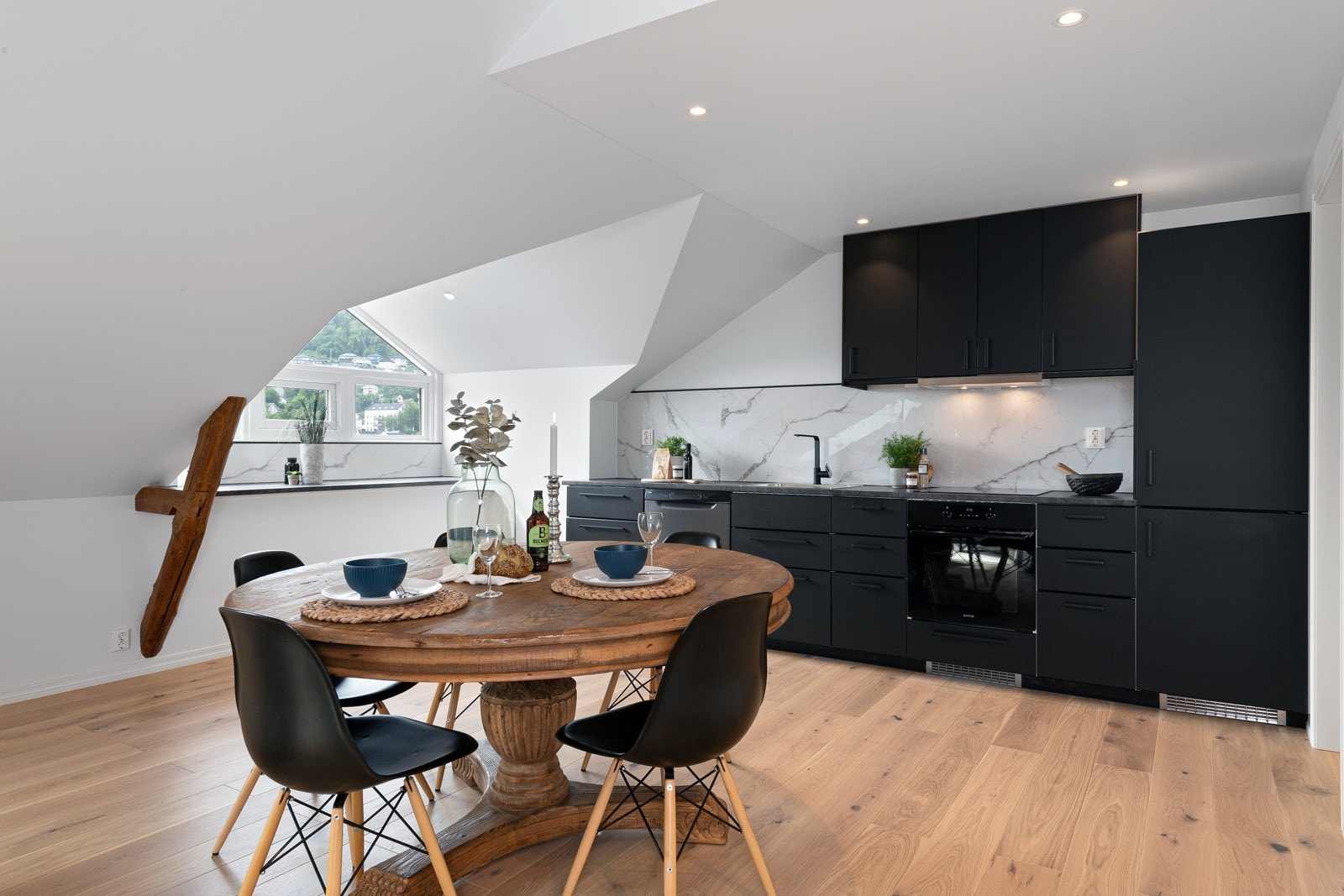 Kjøkkenet var nytt i år og er montert langs den ene veggen i stuen. Galleribilde