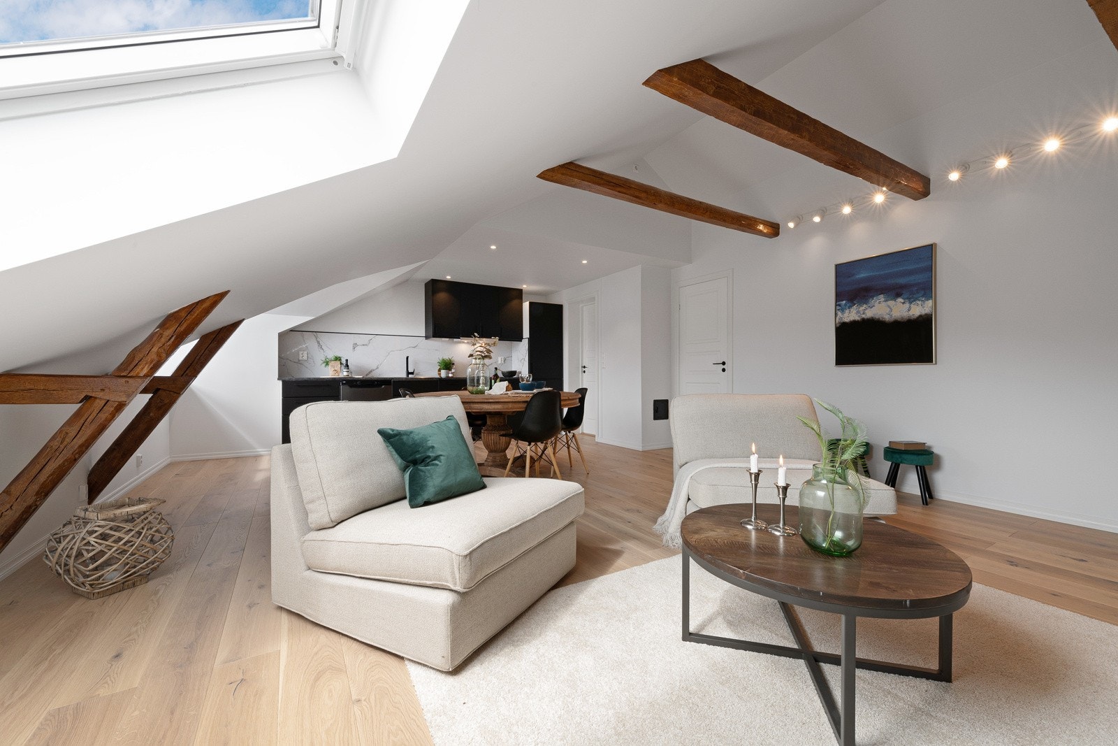 Høyt på veggen er det festet lamper som belyser arealet på kveldstid. Galleribilde