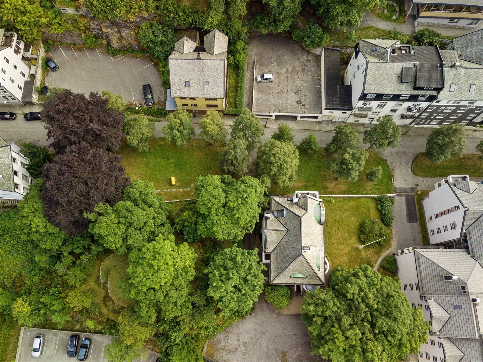 Eiendommen er over 2 mål og har et flott parkanlegg med trær og beplatning i tillegg til stor, asfaltert gårdsplass til parkering. Galleribilde