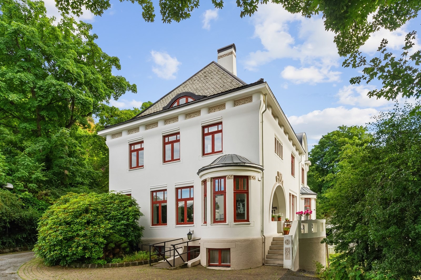 Eiendommens fasade er særegen og i typisk jugenstil Galleribilde