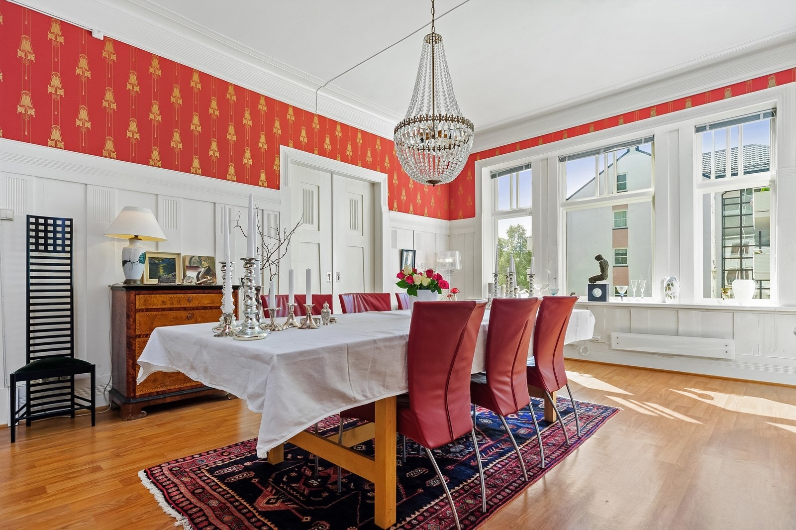 Spisestuen er flott i jugendstil og innbyr til hyggelig samvær rundt spisebordet Galleribilde