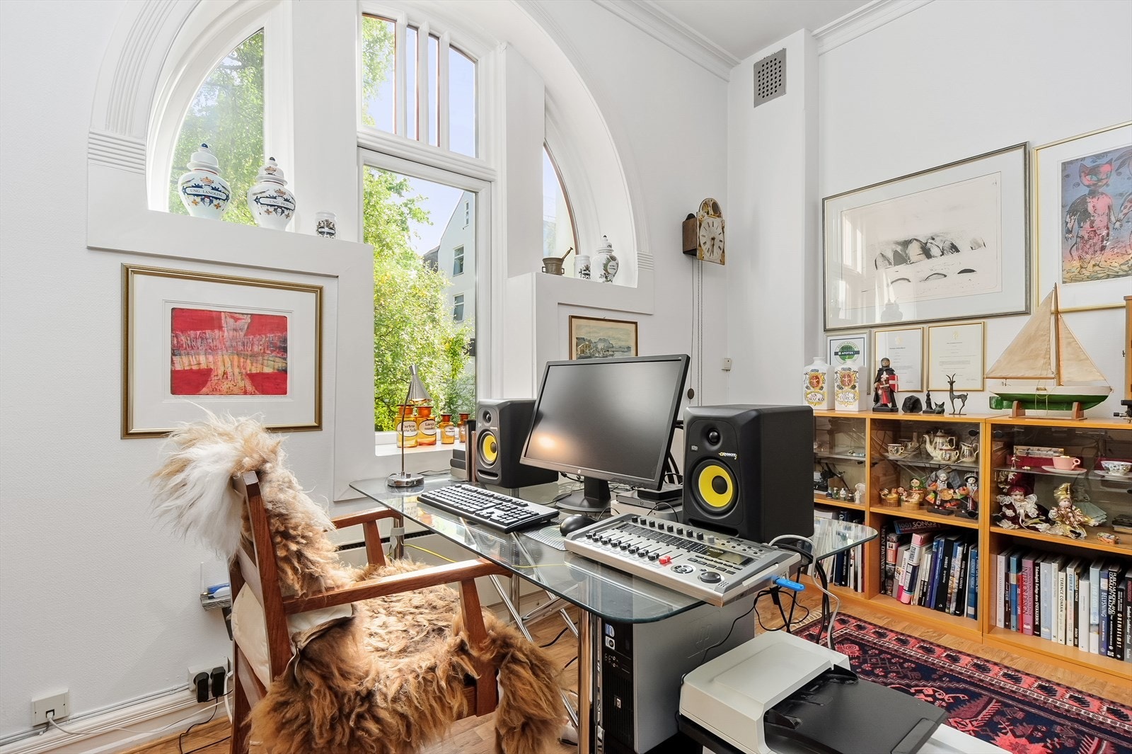 soverom/kontor i hovedetasjen. Legg merke til det det flotte vinduet Galleribilde