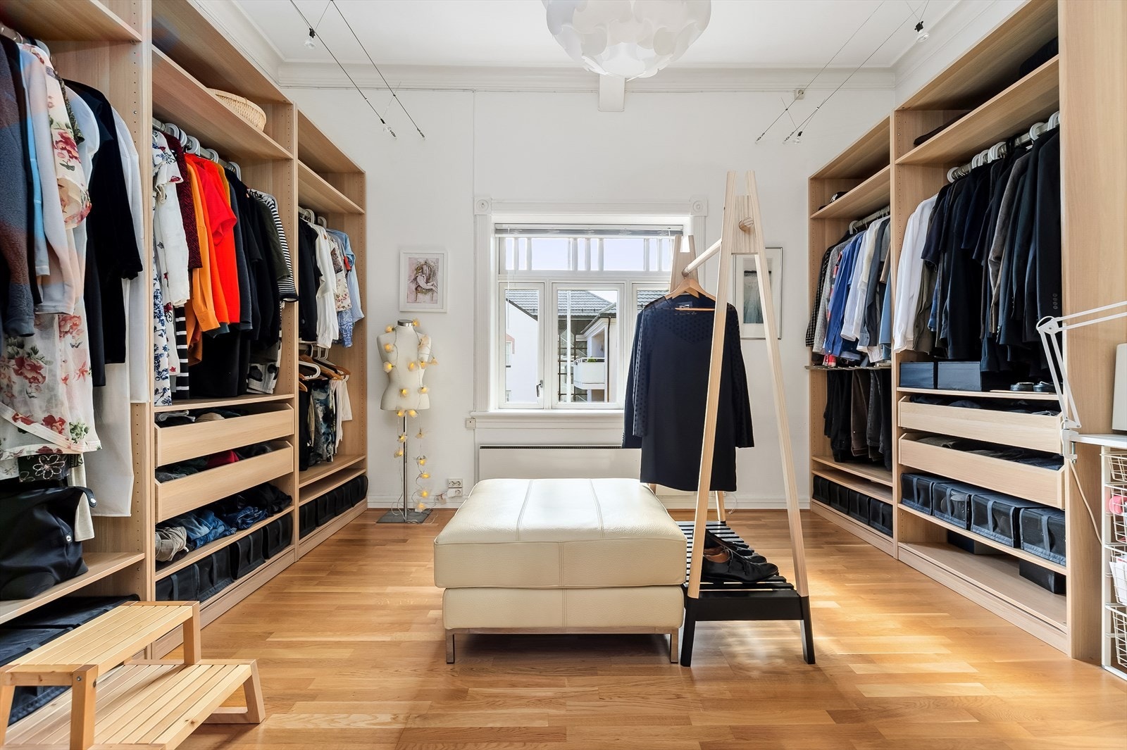 Soverom som i dag benyttes som et romslig walk-in closet Galleribilde