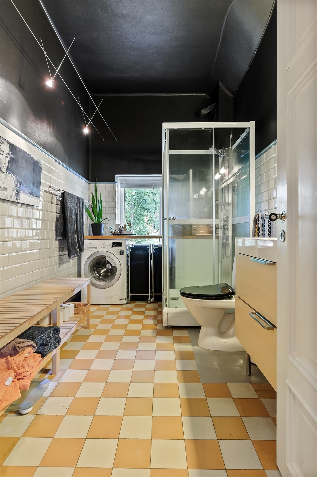 Badet har de opprinnelige flisene, men er oppgradert til dagens bruk Galleribilde