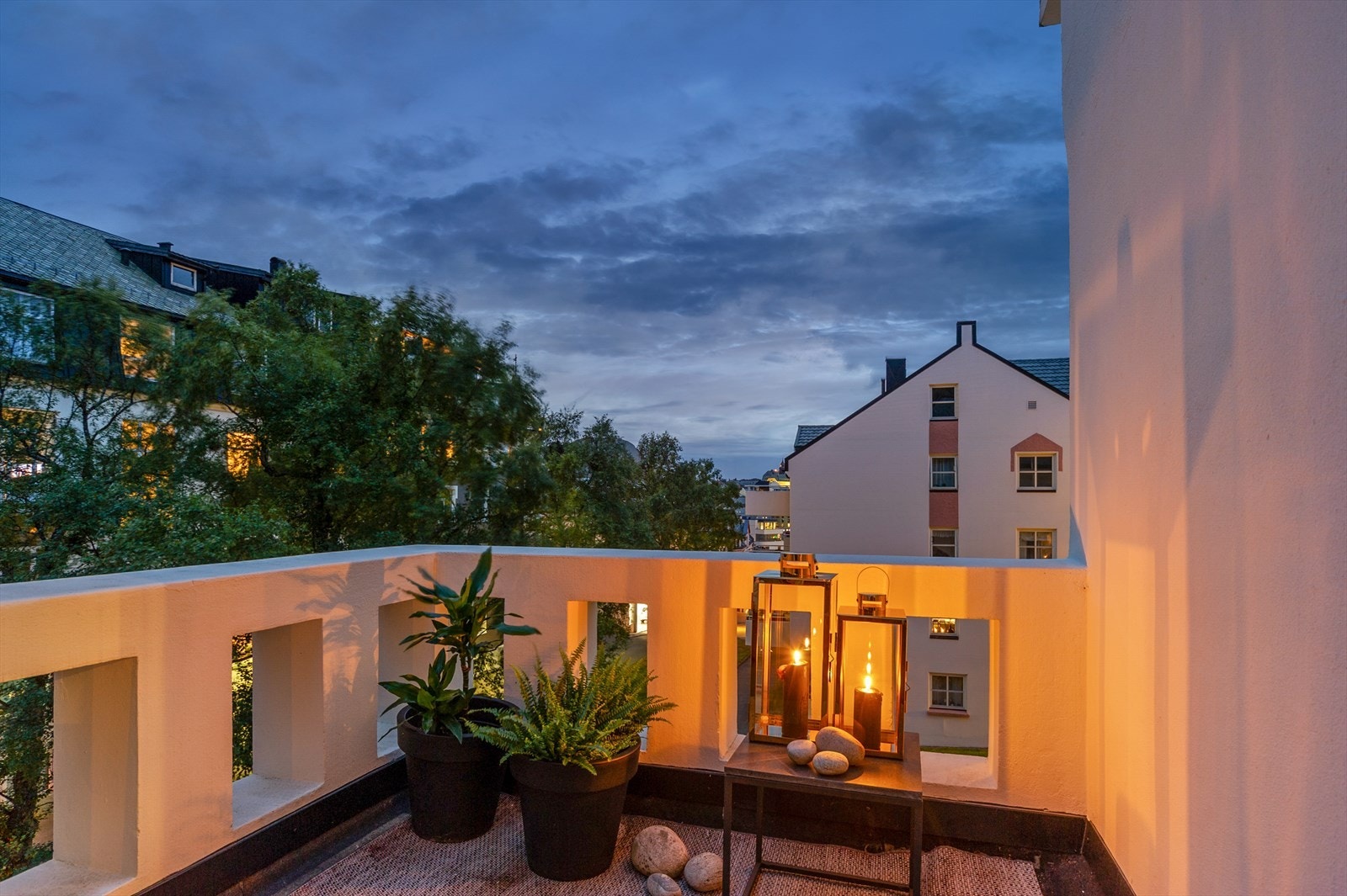 Balkongen mot øst innbyr til stemningsfulle kvelder Galleribilde