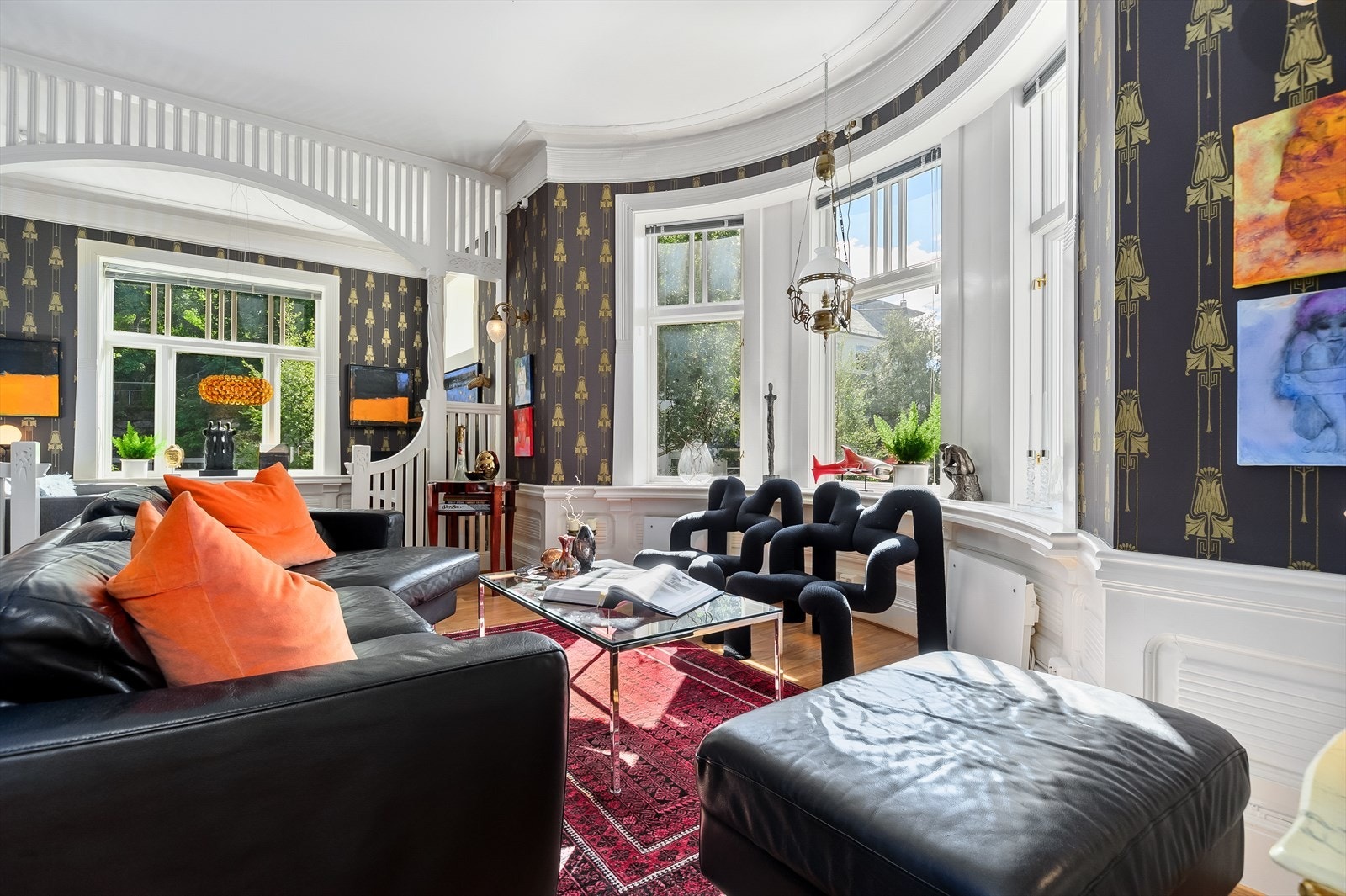 Stuen har flotte detaljer med karnapp, brystningspaneler og trearbeider med utskjæringer Galleribilde