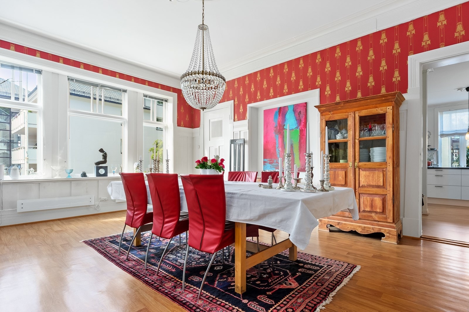 Spisestuen har praktisk plassering like ved det flotte kjøkkenet Galleribilde