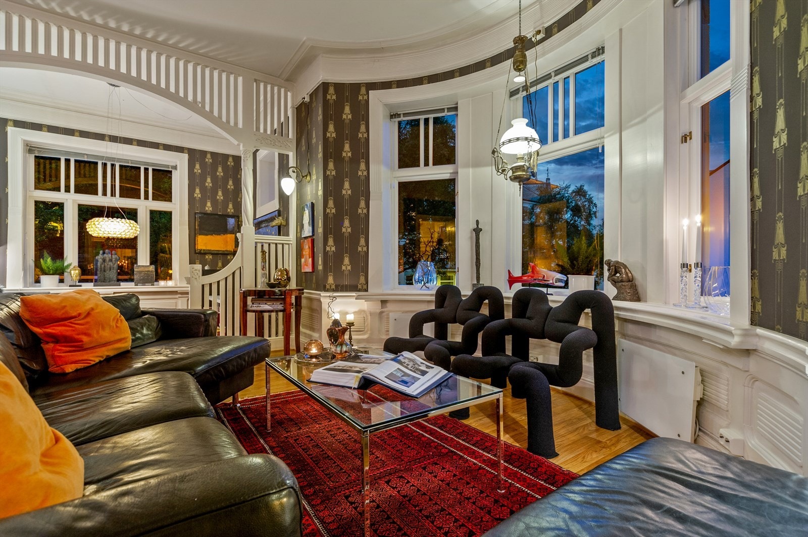 Stuen er særegen og flott med alle estetiske detaljer, men har samtidig et godt og hjemmekoselig preg Galleribilde