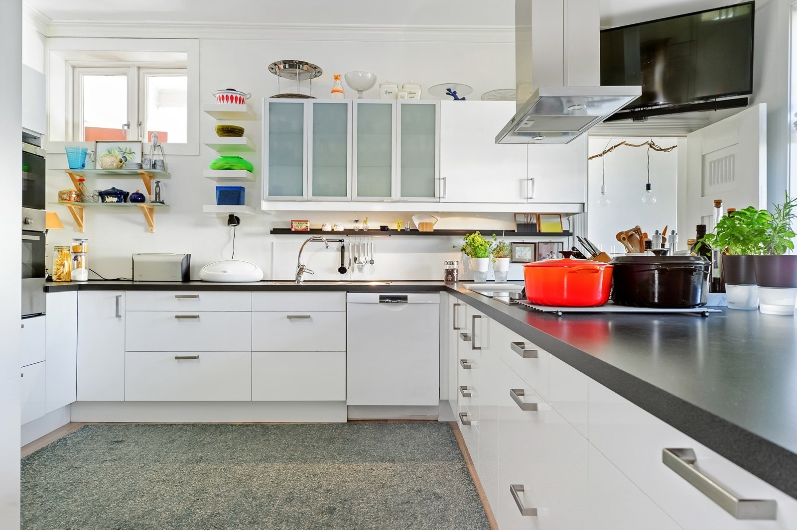 Kjøkkenet er lyst og innbydende. Nytt i 2011 med gode kvaliteter Galleribilde