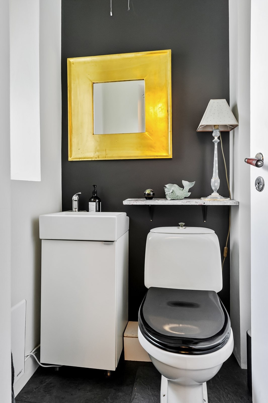 Toalettrommet i hovedetasjen ble oppgradert for få år siden Galleribilde