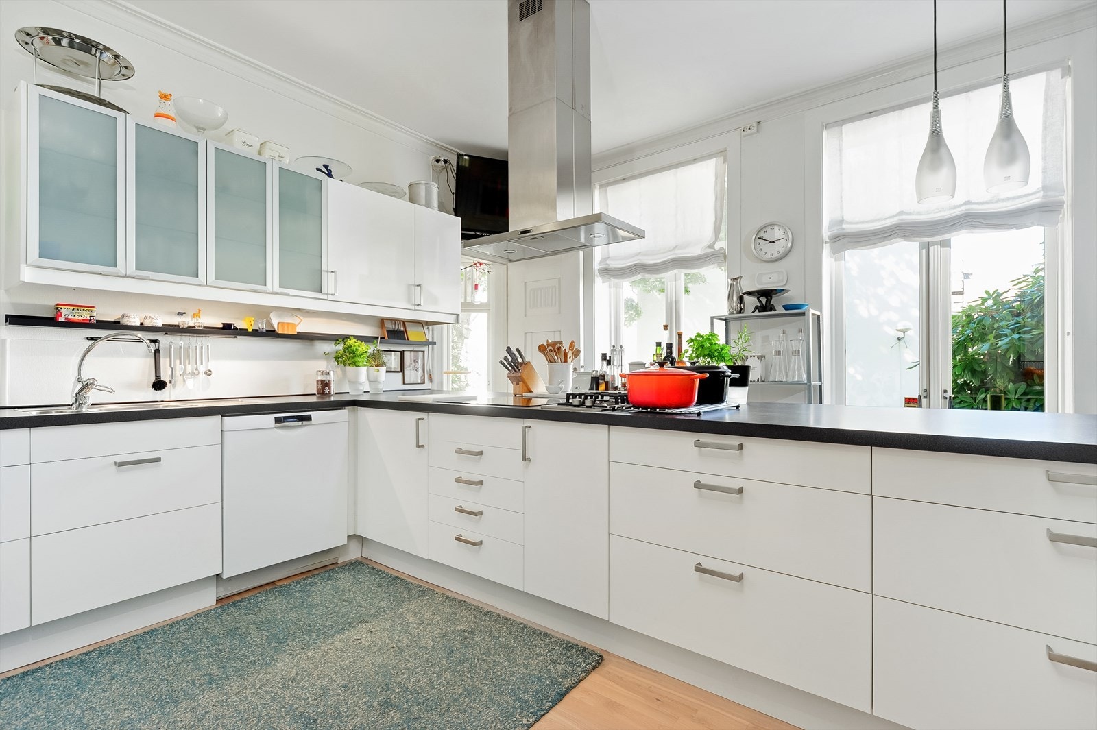 Det ble satt inn nytt kjøkken i 2011, kjøkkenet fremstår som lyst og romslig Galleribilde