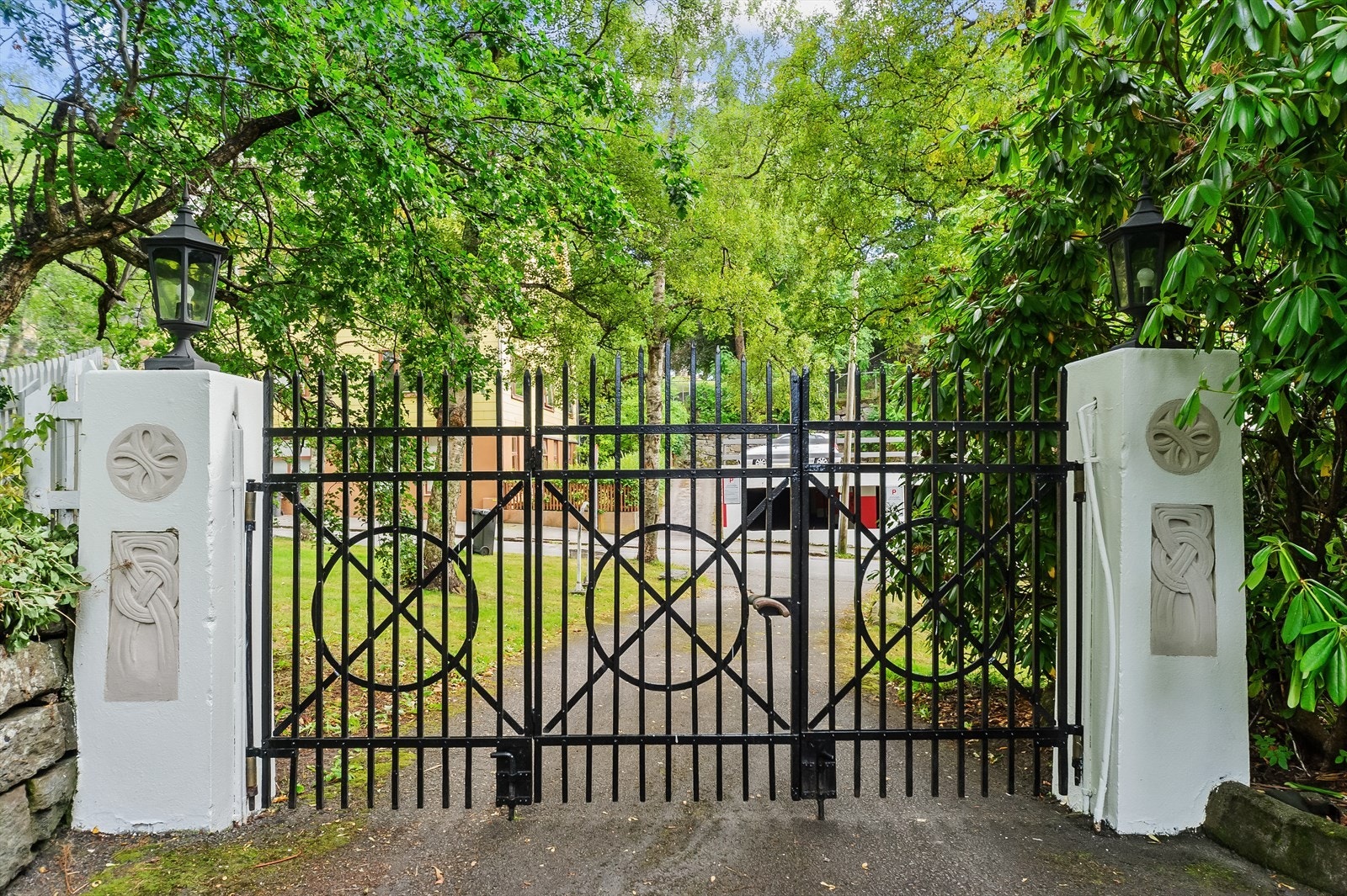 Særegen og herskapelig smijernsport inn til villaen Galleribilde