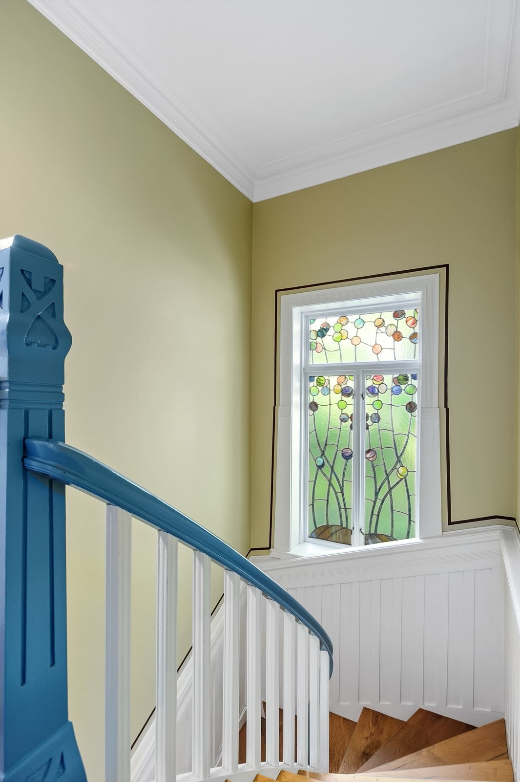 Trappegangen har flotte glassmalerier Galleribilde
