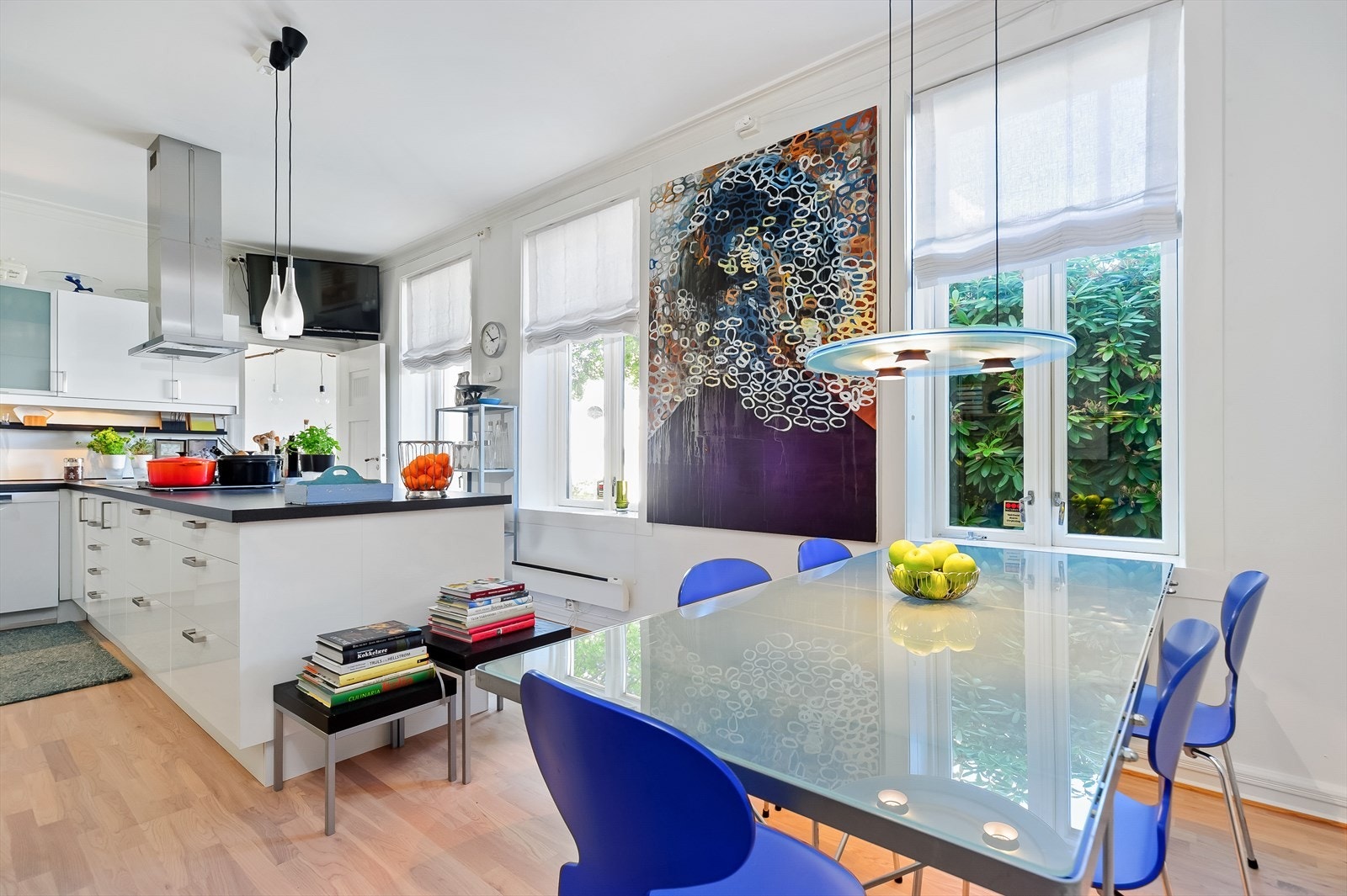 Kjøkkenet har store vindusflater som slipper inn godt med lys Galleribilde