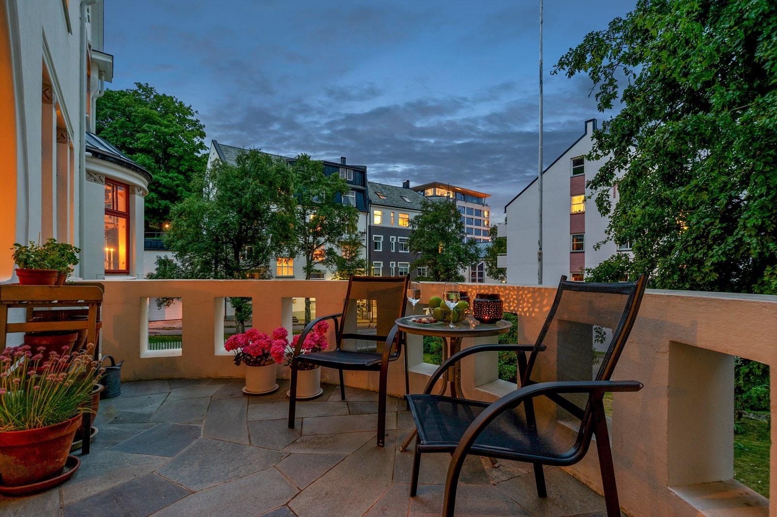 Eiendommen har hele 4 balkonger og på terrassen i hovedetasjen kan man nyte både fine dager og kvelder Galleribilde