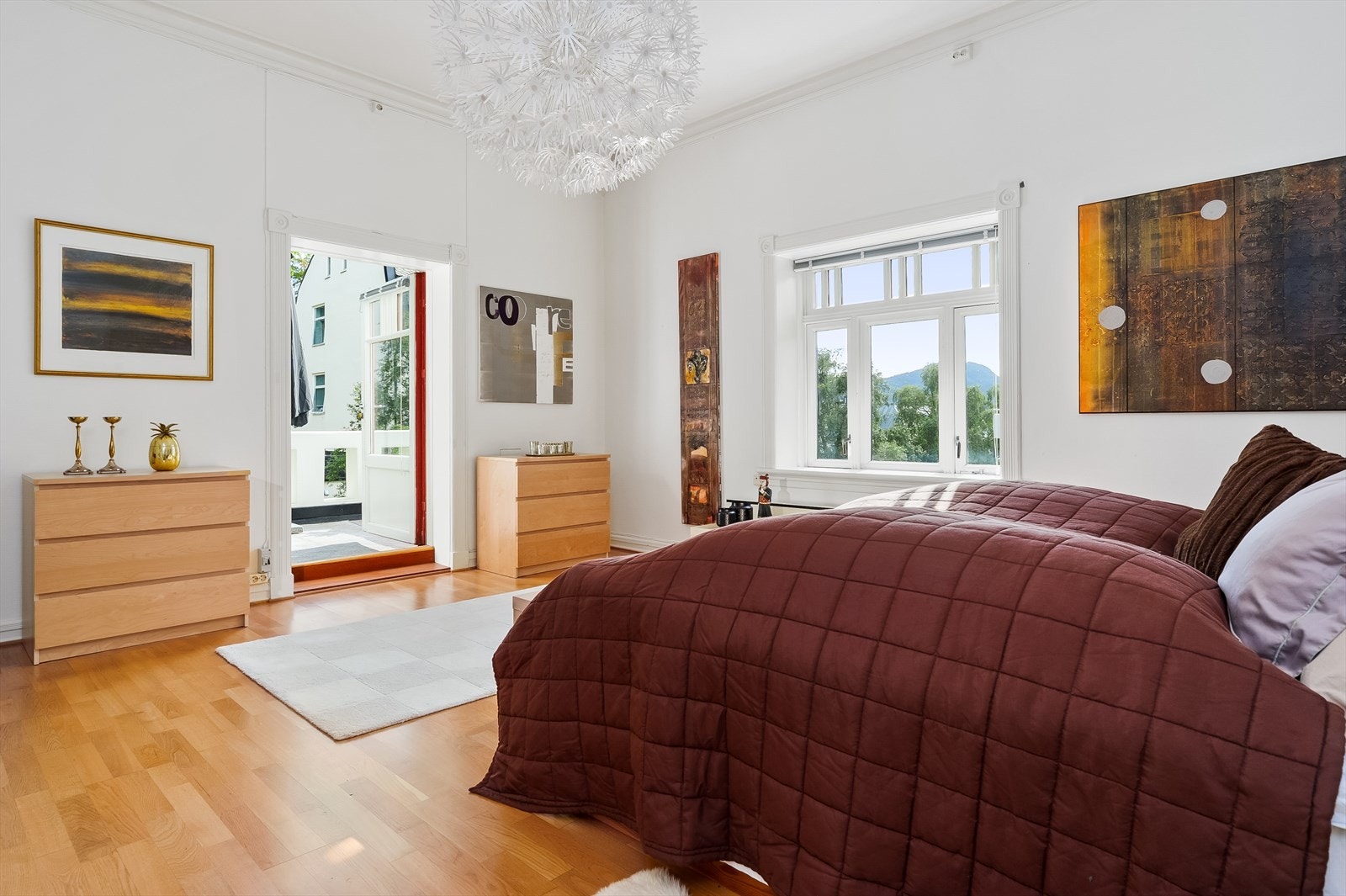 Fra hovedsoverommet har man utgang til solrik balkong Galleribilde