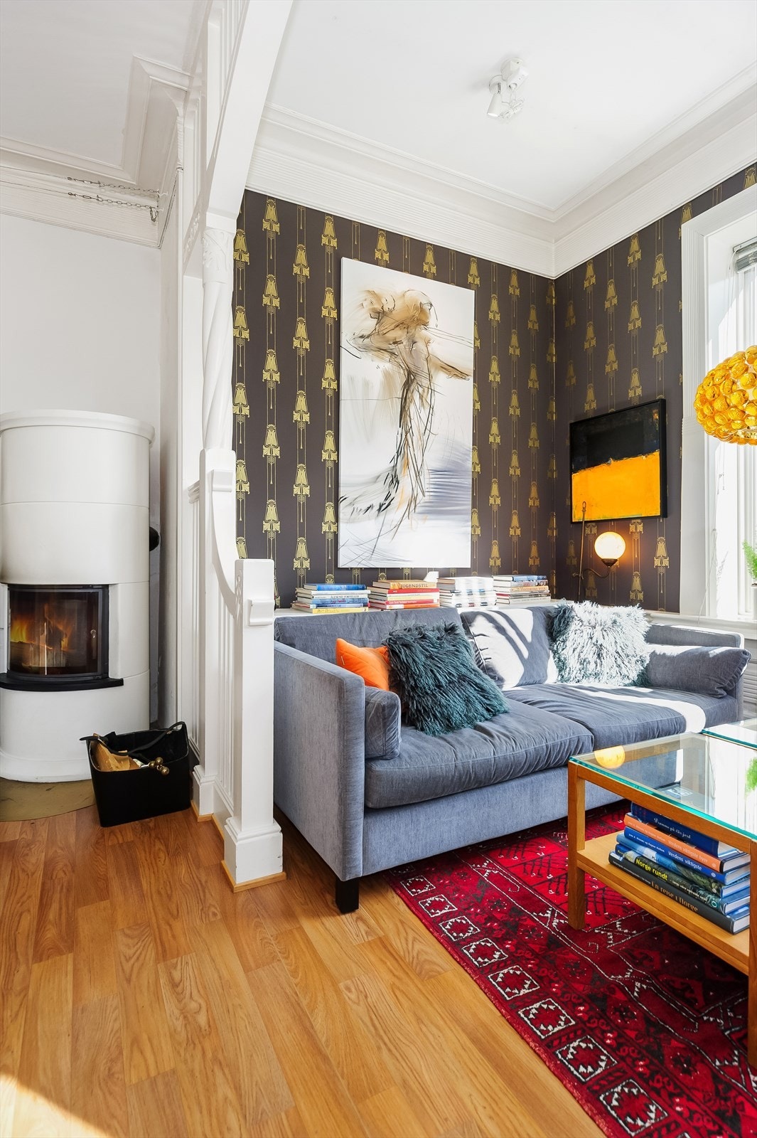 Del av stue, legg merke til den flotte tapeten og ildstedet Galleribilde