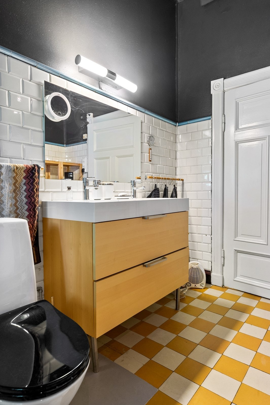 Badet har wc, lys innredning og dusjkabinett Galleribilde