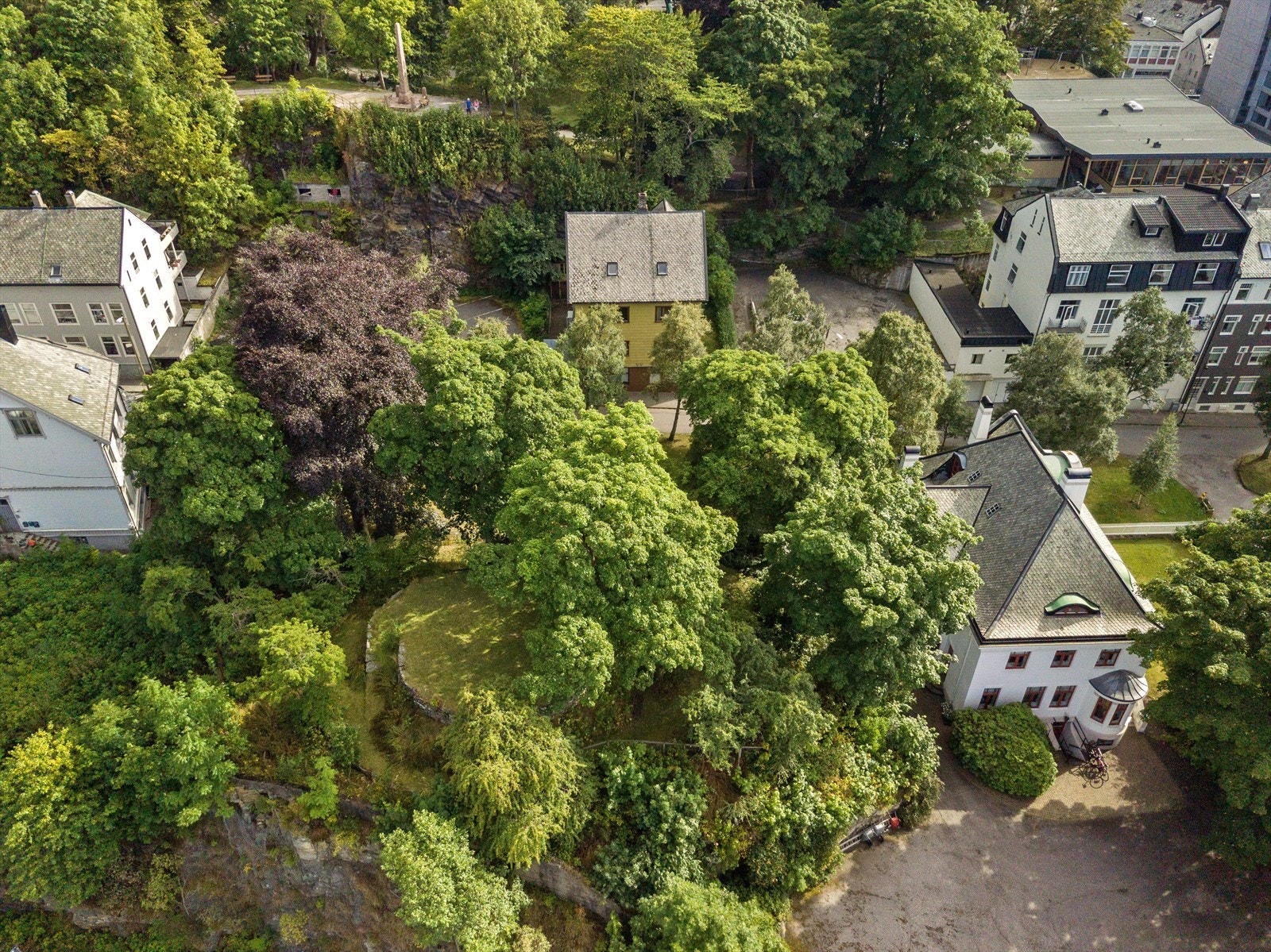 Eiendommen er en grønn lunge i Ålesunds beste bysentrum Galleribilde