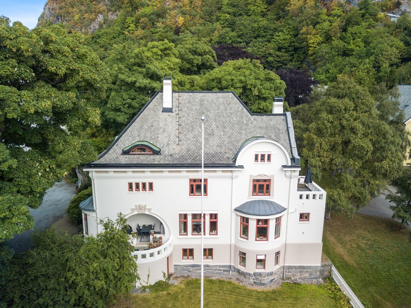 Jugensvillaen ligger tilbaketrukket og rolig til like ved Byfjellet Galleribilde