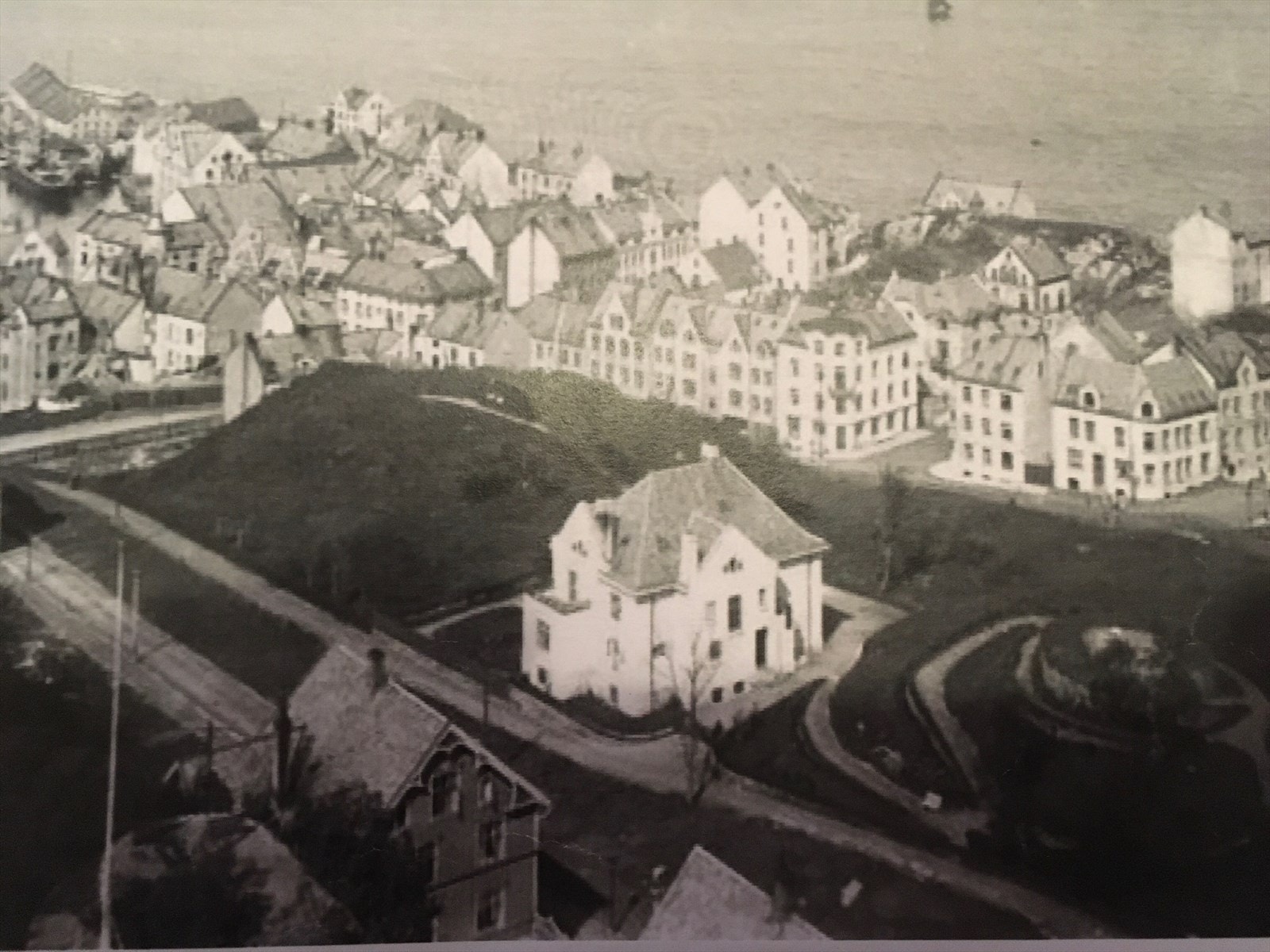 Jugendvillaen i Einarvikgata 7 eller tidligere Hans Strømsgt. 2 med parken omkring - slik den opprinnelig så ut Galleribilde