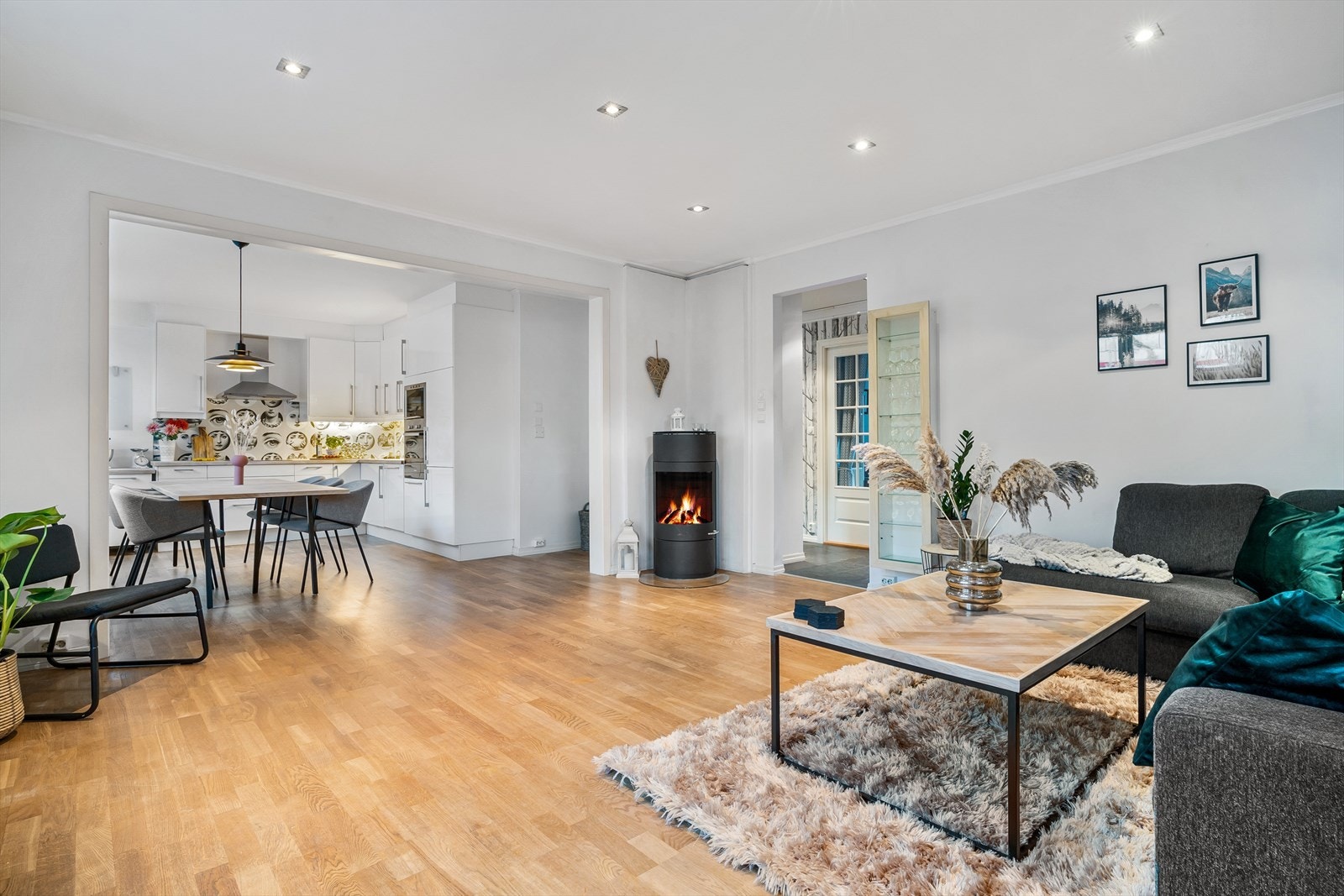 Den romslige størrelsen på 38,9 kvm gjør at det er god plass til både sofa- og spisegruppe. Galleribilde