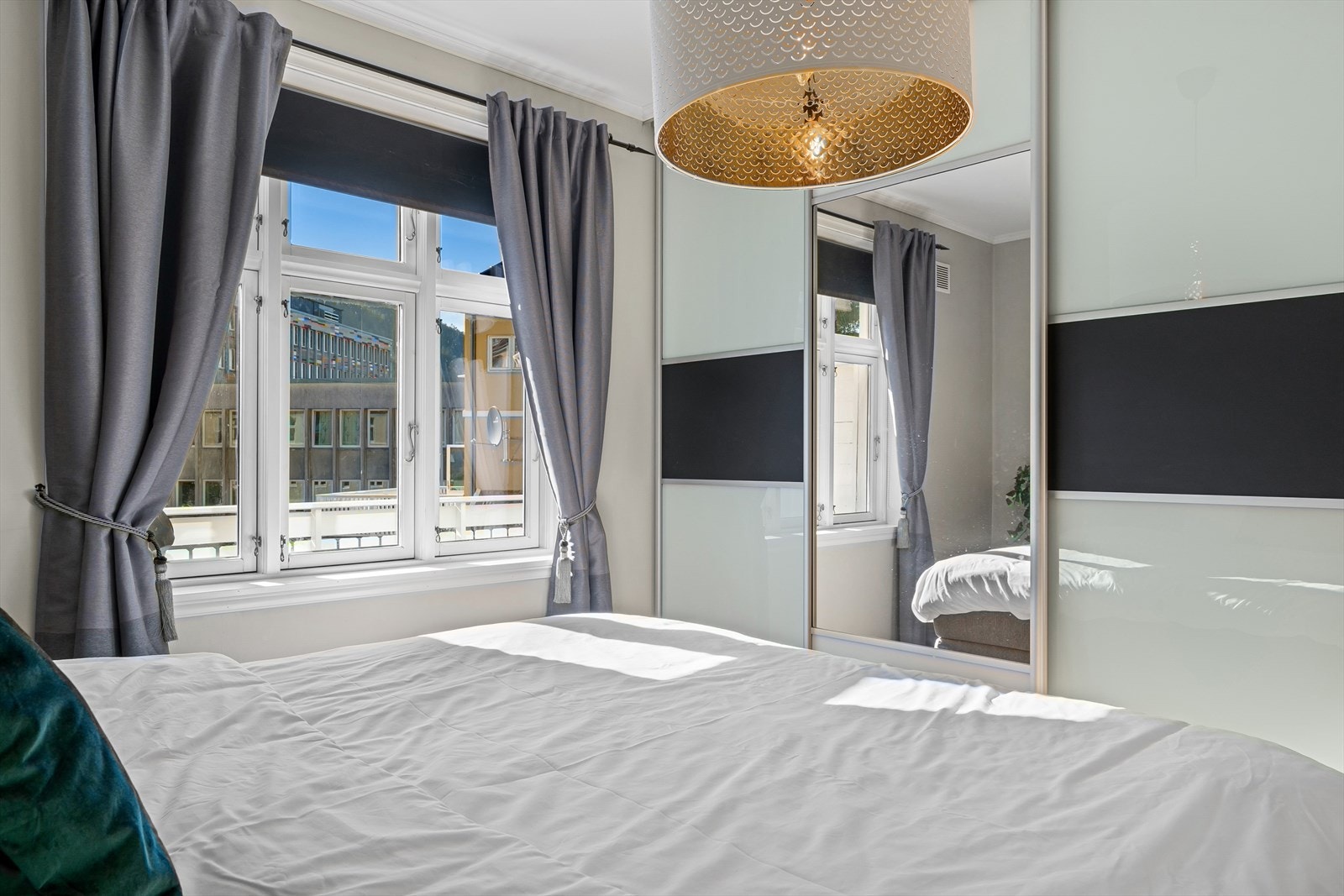 Her er det også innredet med et stort garderobeskap. Galleribilde