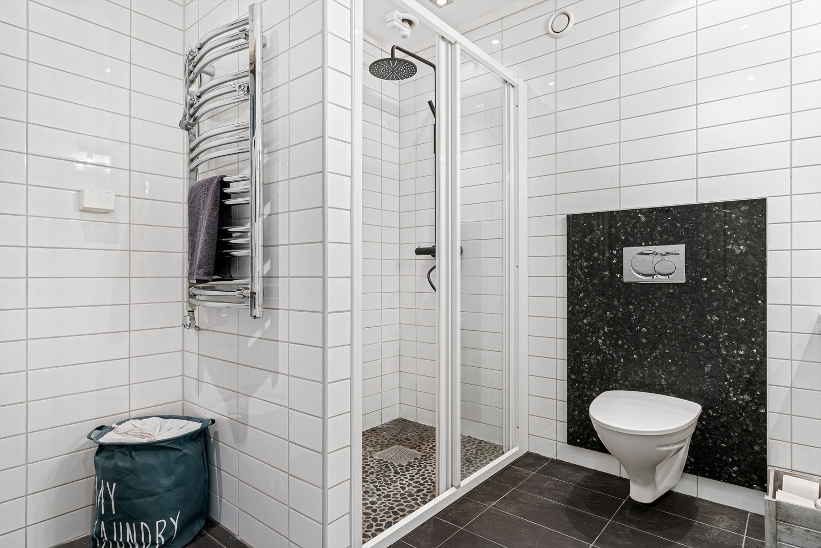 Det er innredet med en flott innebygd dusj med skyvedør, veggtoalett og en delikat baderomsinnredning med heldekkende servant, speil og belysning. Galleribilde