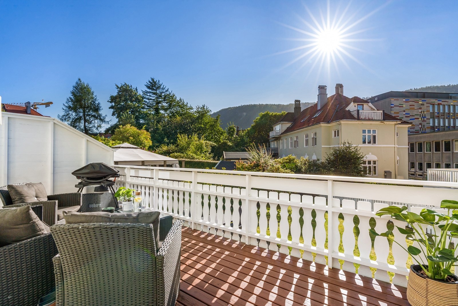 Flott sørvest vendt terrasse på 13 kvm med gode solforhold. Galleribilde