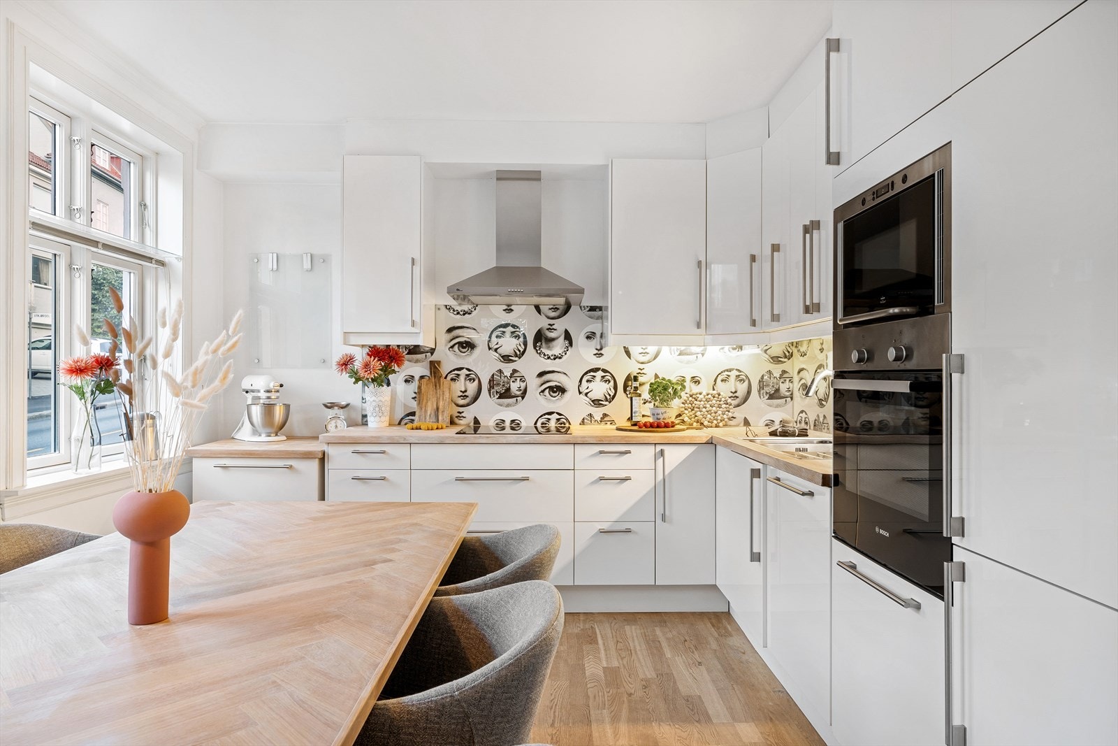 Kjøkkenet har en tidløs innredning fra IKEA med glatte fronter i hvit høyglans og oljet benkeplate i heltre. Galleribilde