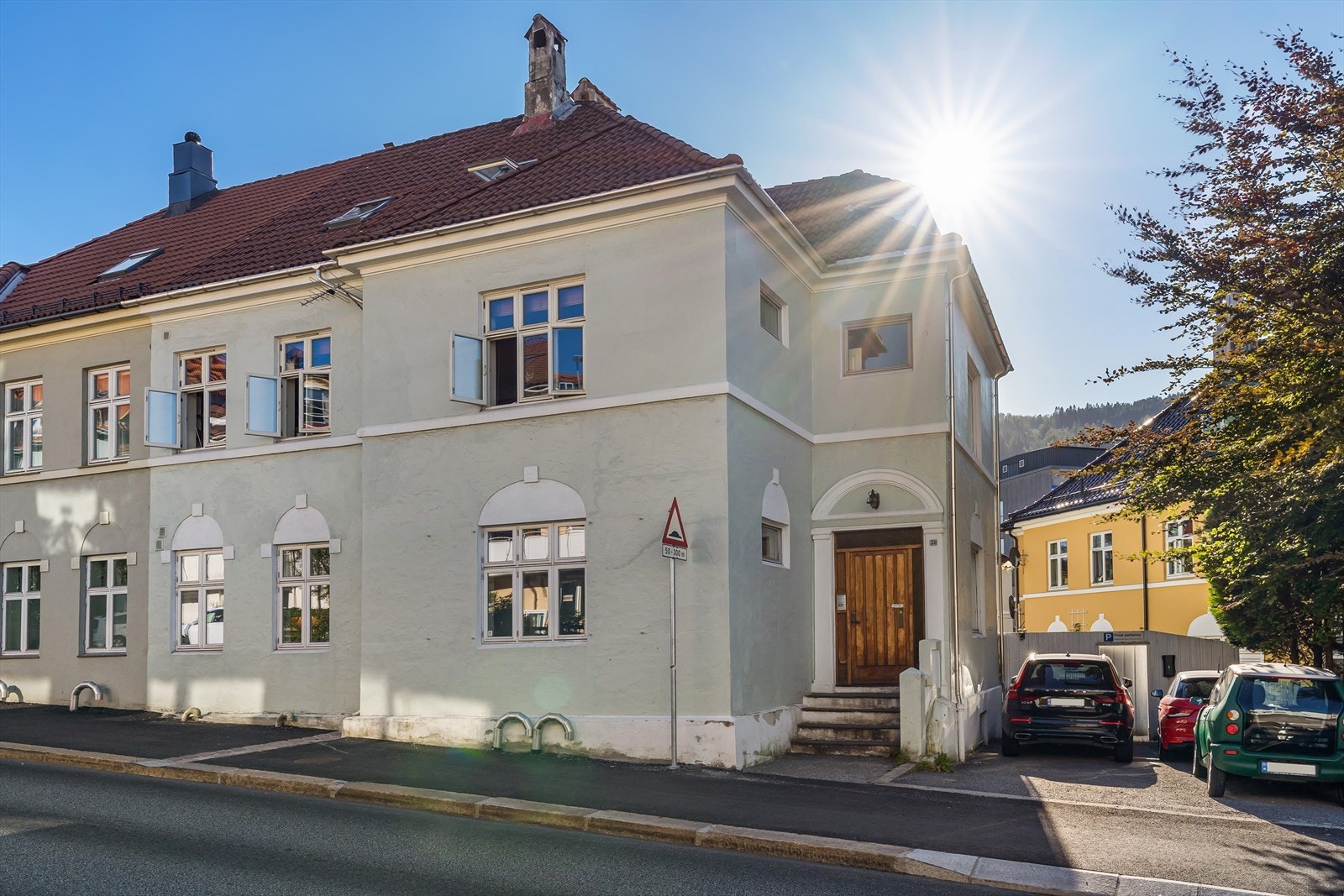 Leiligheten har en meget attraktiv beliggenhet på Danmarksplass. På kun noen få minutter kan du gå til bybanen. Galleribilde