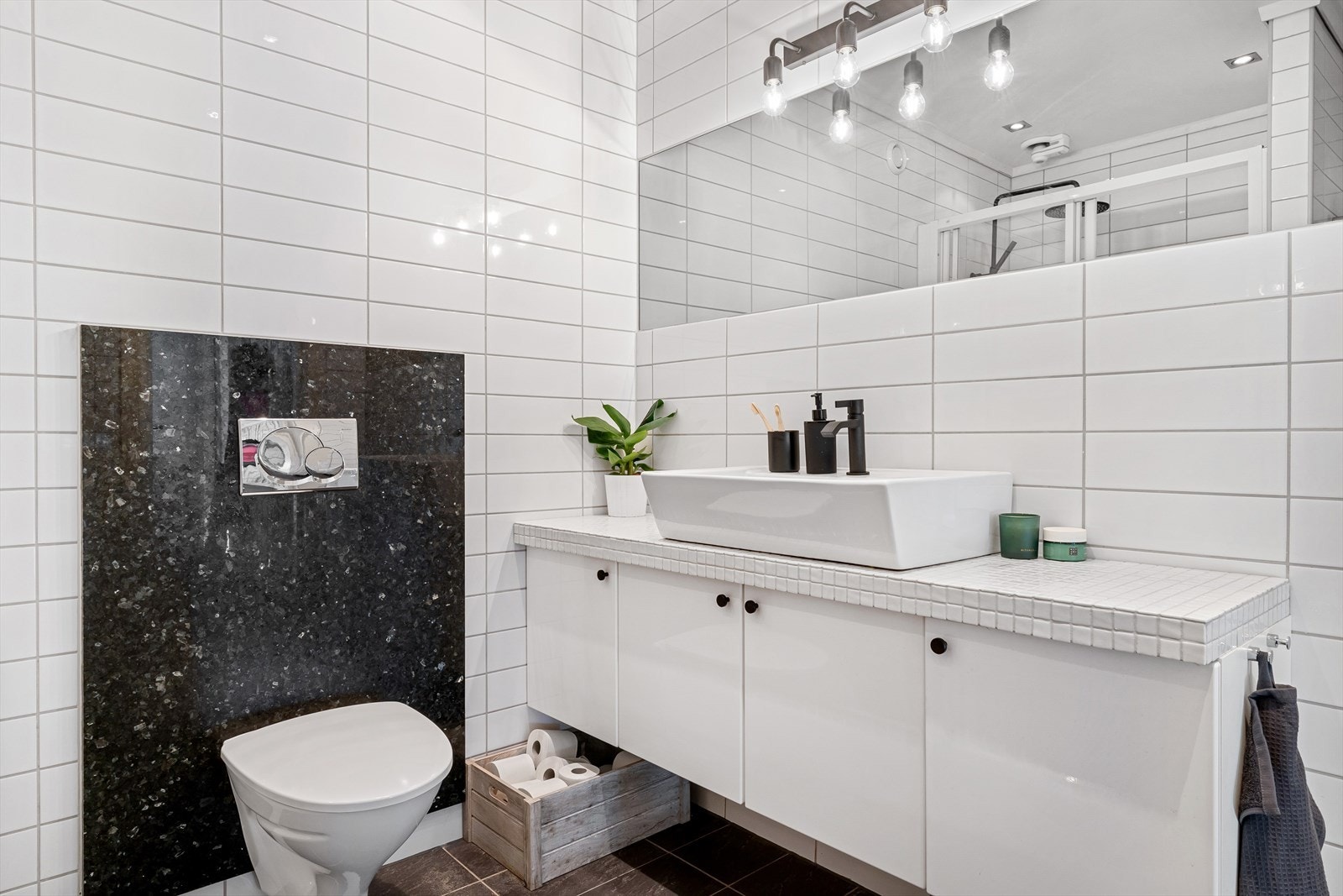 Badet er helfliset i tidløse fliser med innfelte downlights i himling og behagelige varmekabler i gulv. Galleribilde